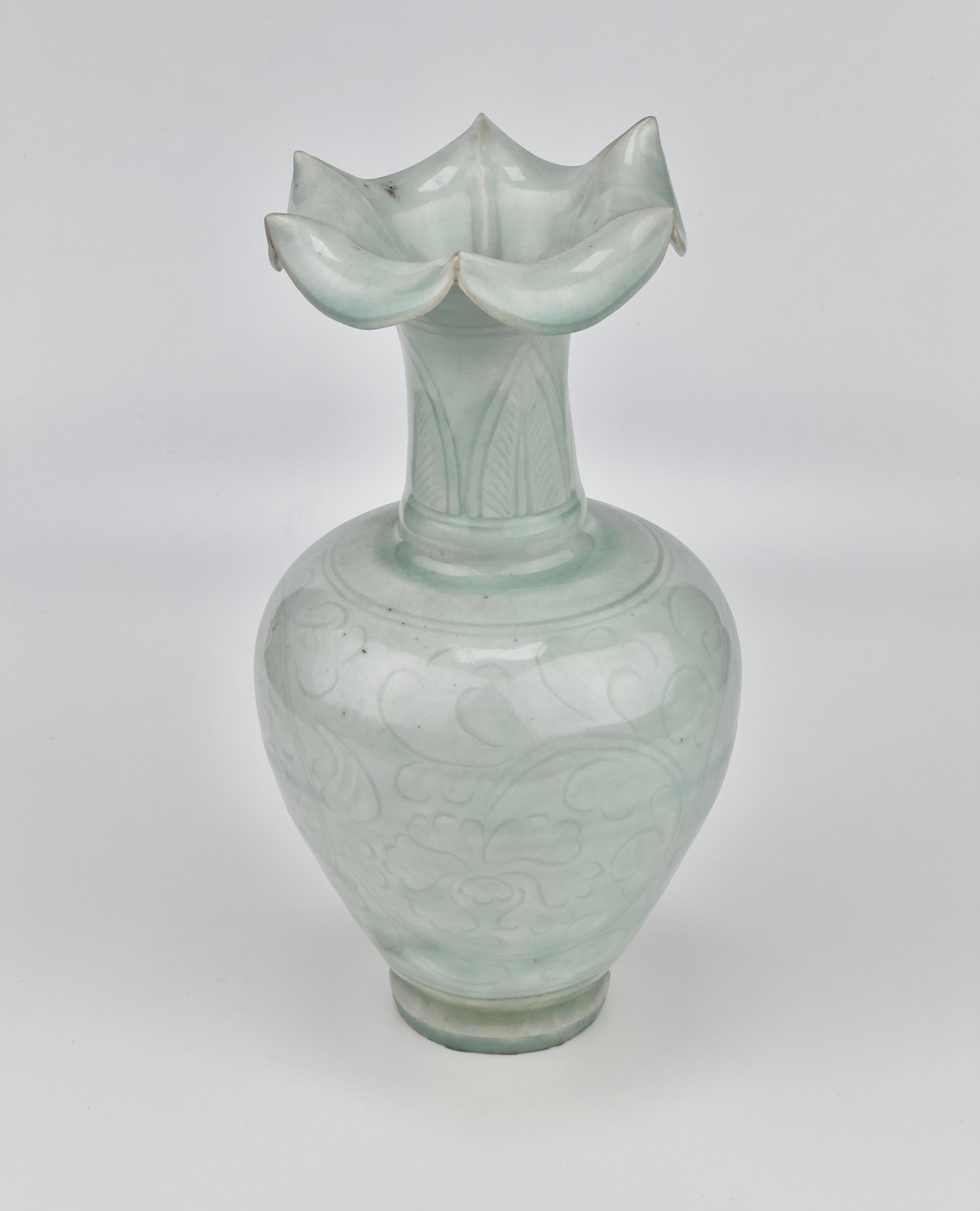 Vase sculpté en forme de chrysanthème de Qingbai, Dynastie Yuan Yuan (13-14e siècle) Bon état - En vente à seoul, KR