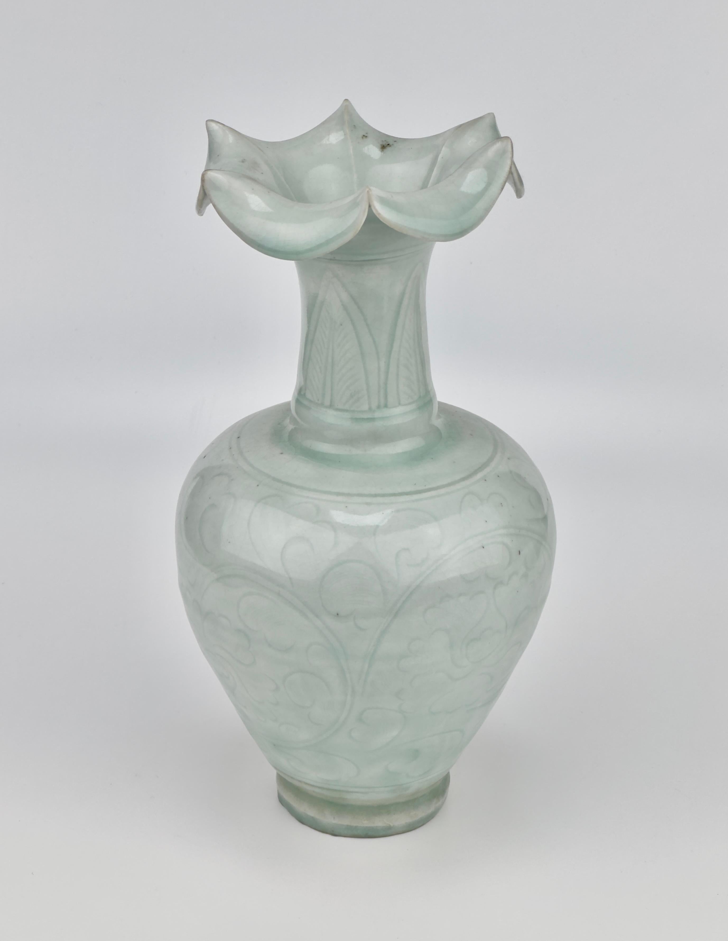 XVIIIe siècle et antérieur Vase sculpté en forme de chrysanthème de Qingbai, Dynastie Yuan Yuan (13-14e siècle) en vente