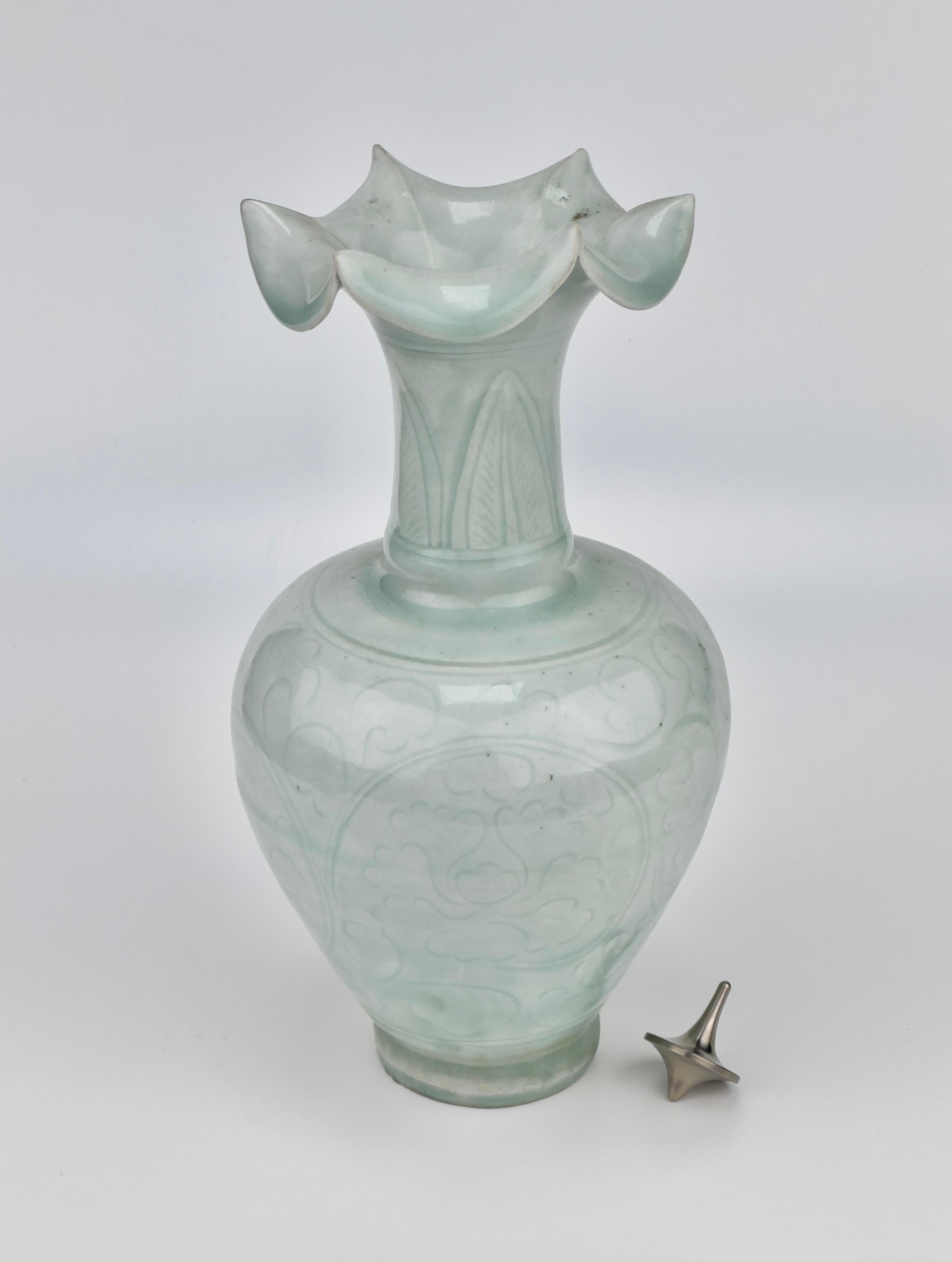 Céramique Vase sculpté en forme de chrysanthème de Qingbai, Dynastie Yuan Yuan (13-14e siècle) en vente