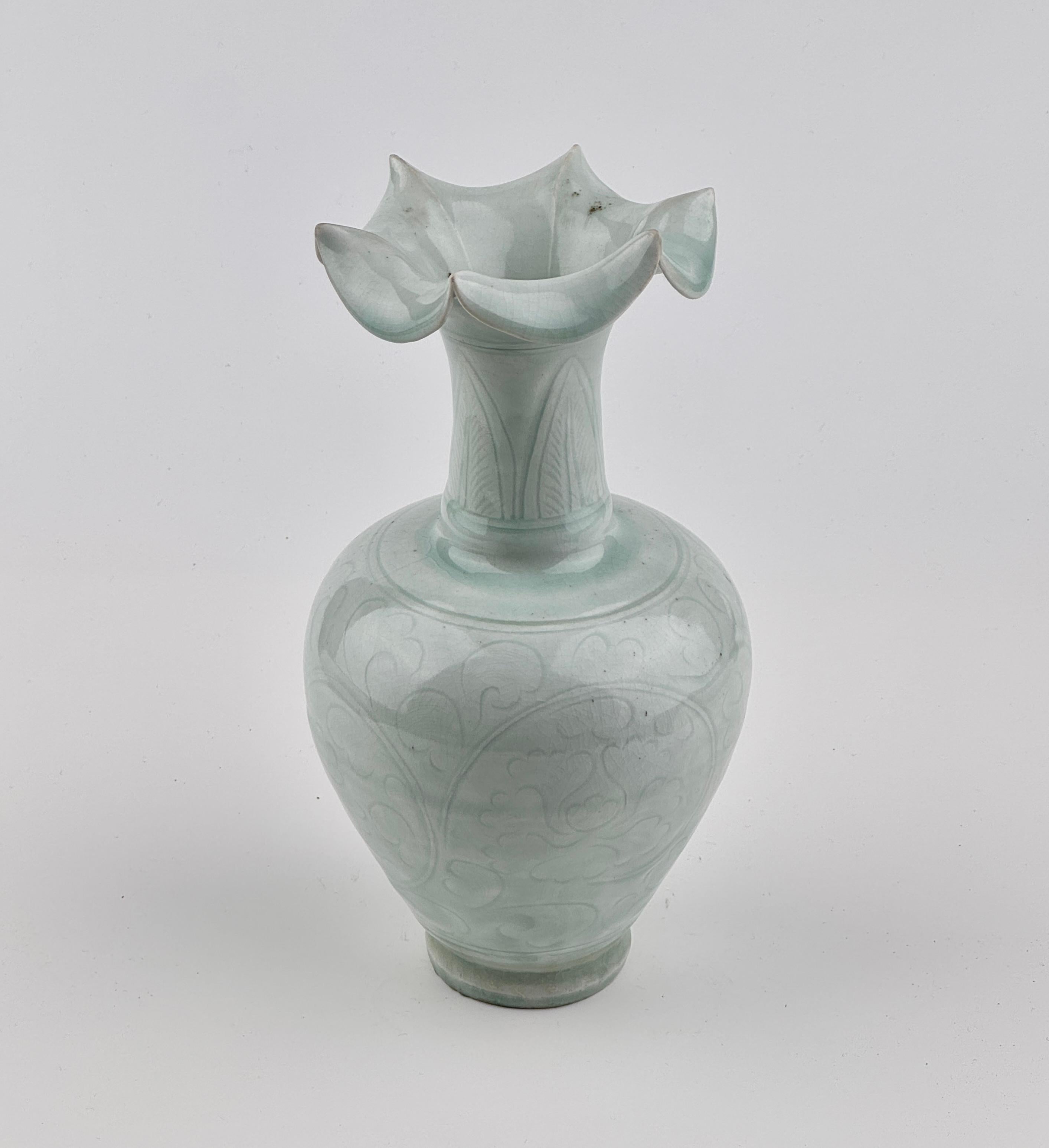 A Carved Qingbai 'Chrysanthemum' Vase, Song-Yuan Dynasty(13-14th century) For Sale 1