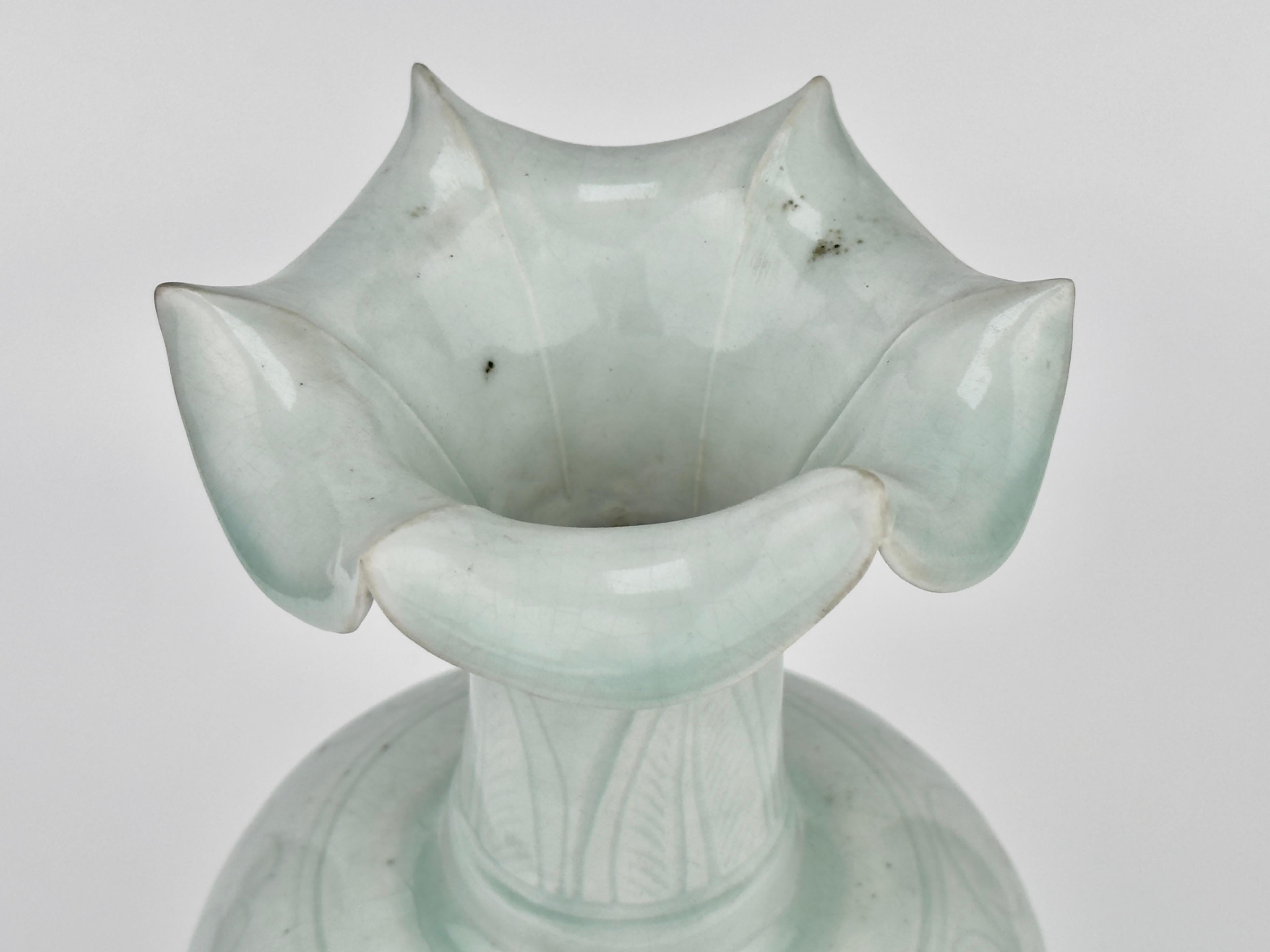 Vase sculpté en forme de chrysanthème de Qingbai, Dynastie Yuan Yuan (13-14e siècle) en vente 1