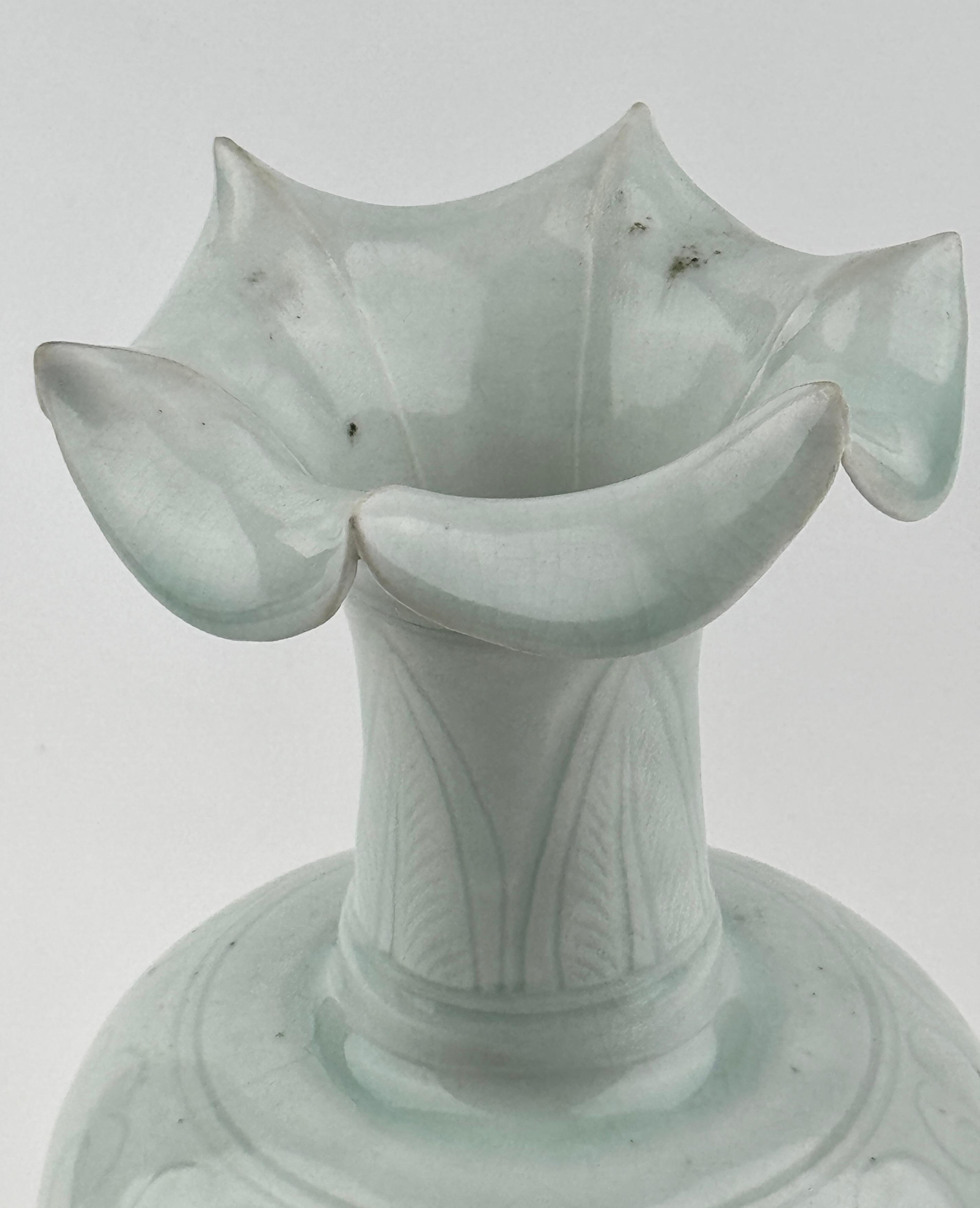 A Carved Qingbai 'Chrysanthemum' Vase, Song-Yuan Dynasty(13-14th century) For Sale 2