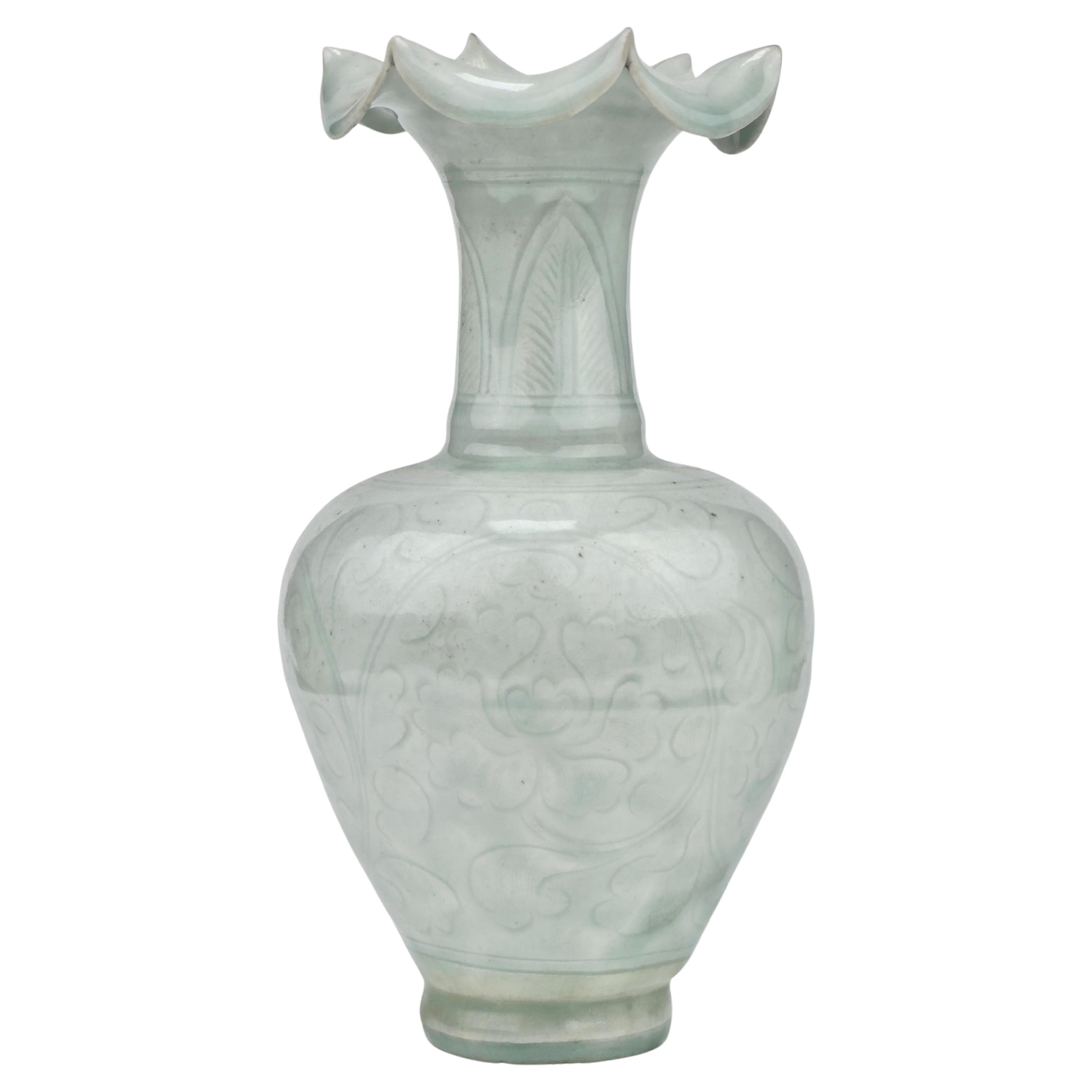 Geschnitzte Qingbai-Chrysanthemen-Vase, Song-Yuan Dynasty (13.-14. Jahrhundert)