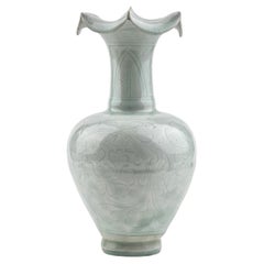 Geschnitzte Qingbai-Chrysanthemen-Vase, Song-Yuan Dynasty (13.-14. Jahrhundert)