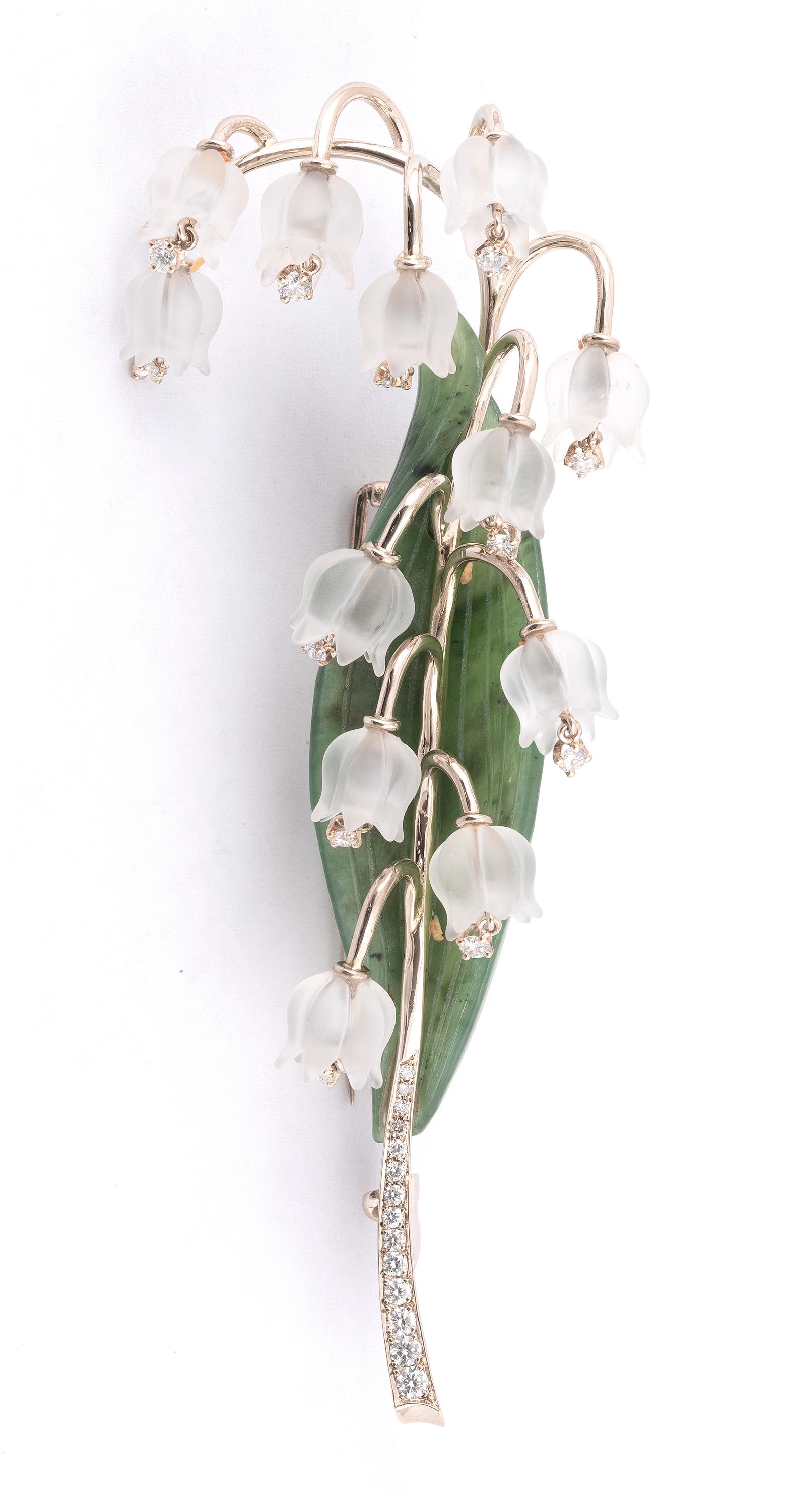 The brooch realistically modelled as a stalk of lily of the valley, set with carved quartz flowers each suspending a single-cut diamond, to a carved serpentine leaf.
Lenght:9cm
Weight:24,50gr.