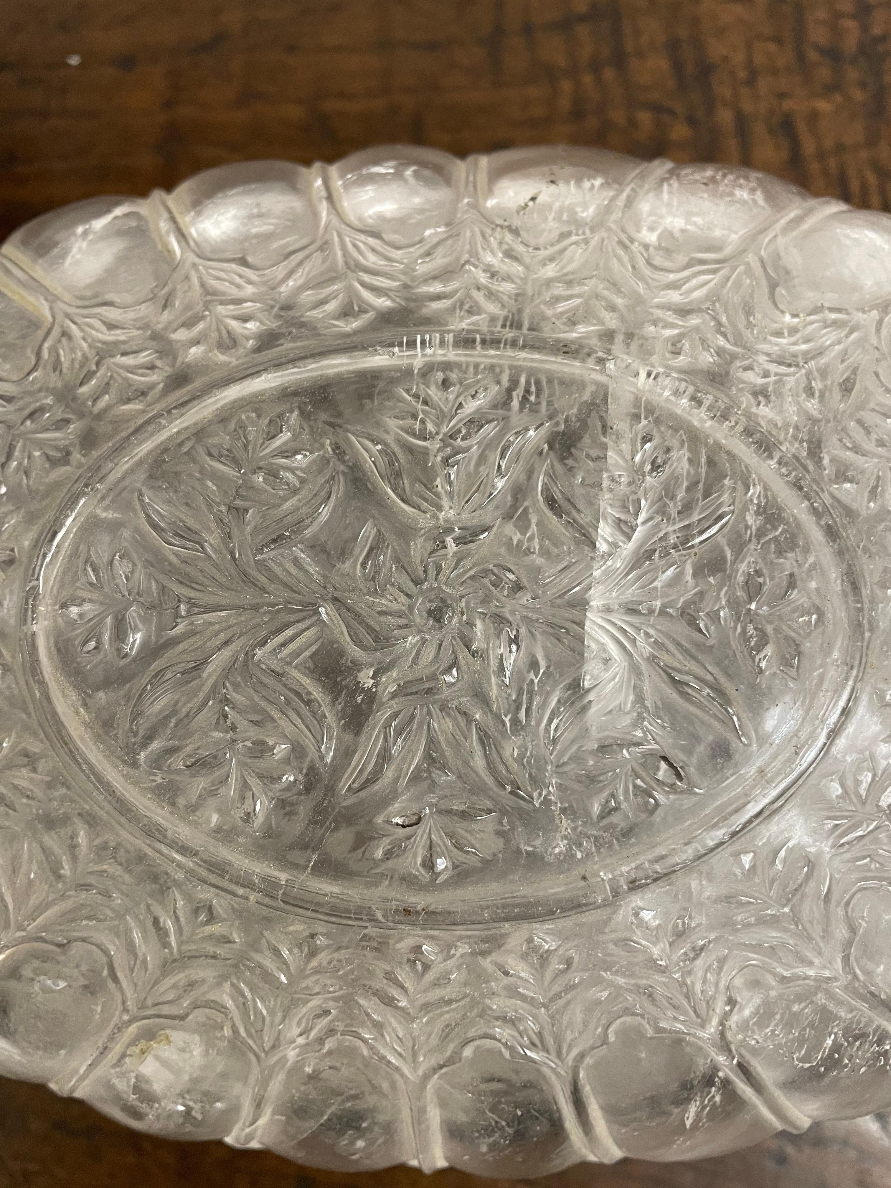 Un cuenco de cristal de roca tallado, principios del siglo XX Tallado a mano en venta