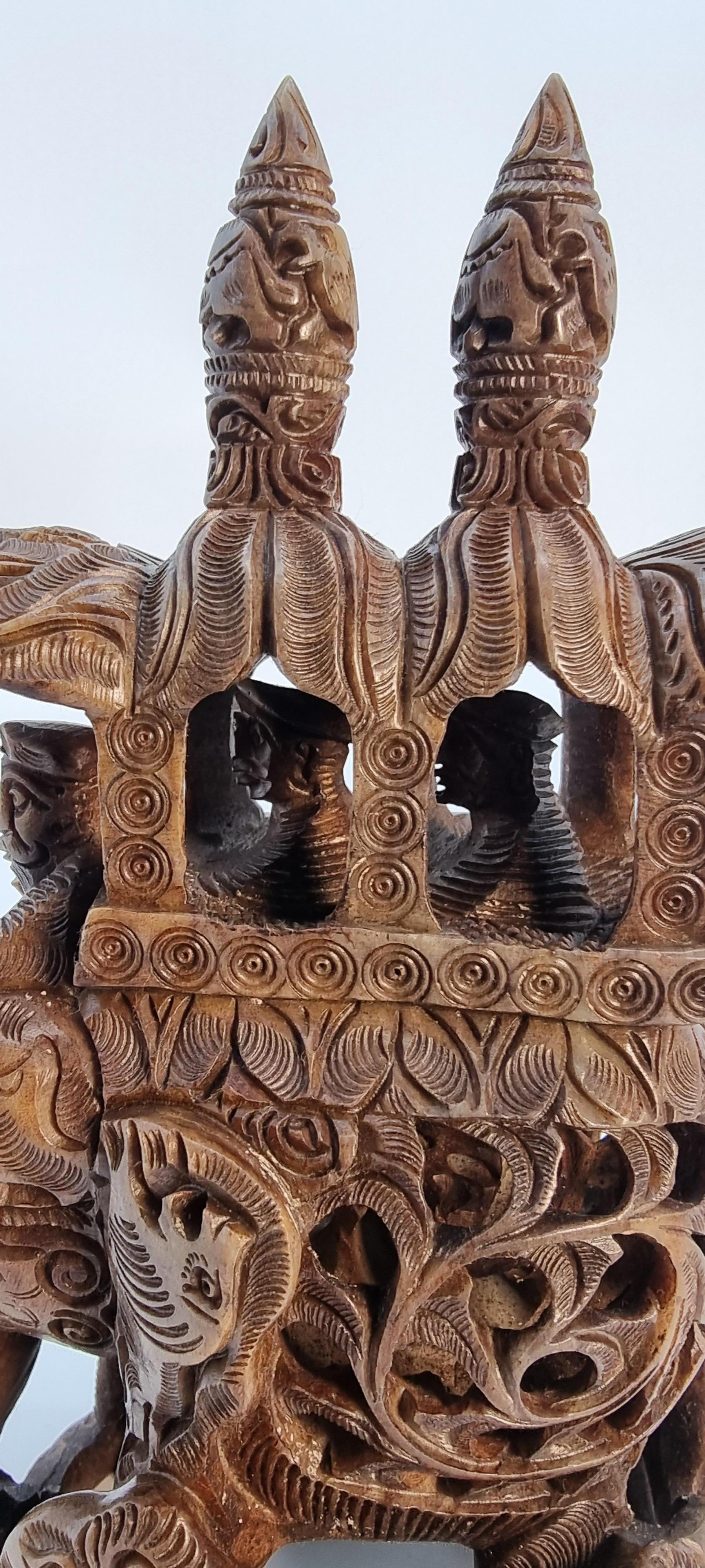 Eine schöne, aus Speckstein geschnitzte Studie eines großen Elefanten aus der indischen Raj-Periode, der zwei Maharadschas und ihren Führer hoch auf seinem Rücken in einer kunstvollen Kutsche, umgeben von einer Gruppe junger Elefanten, trägt. Diese