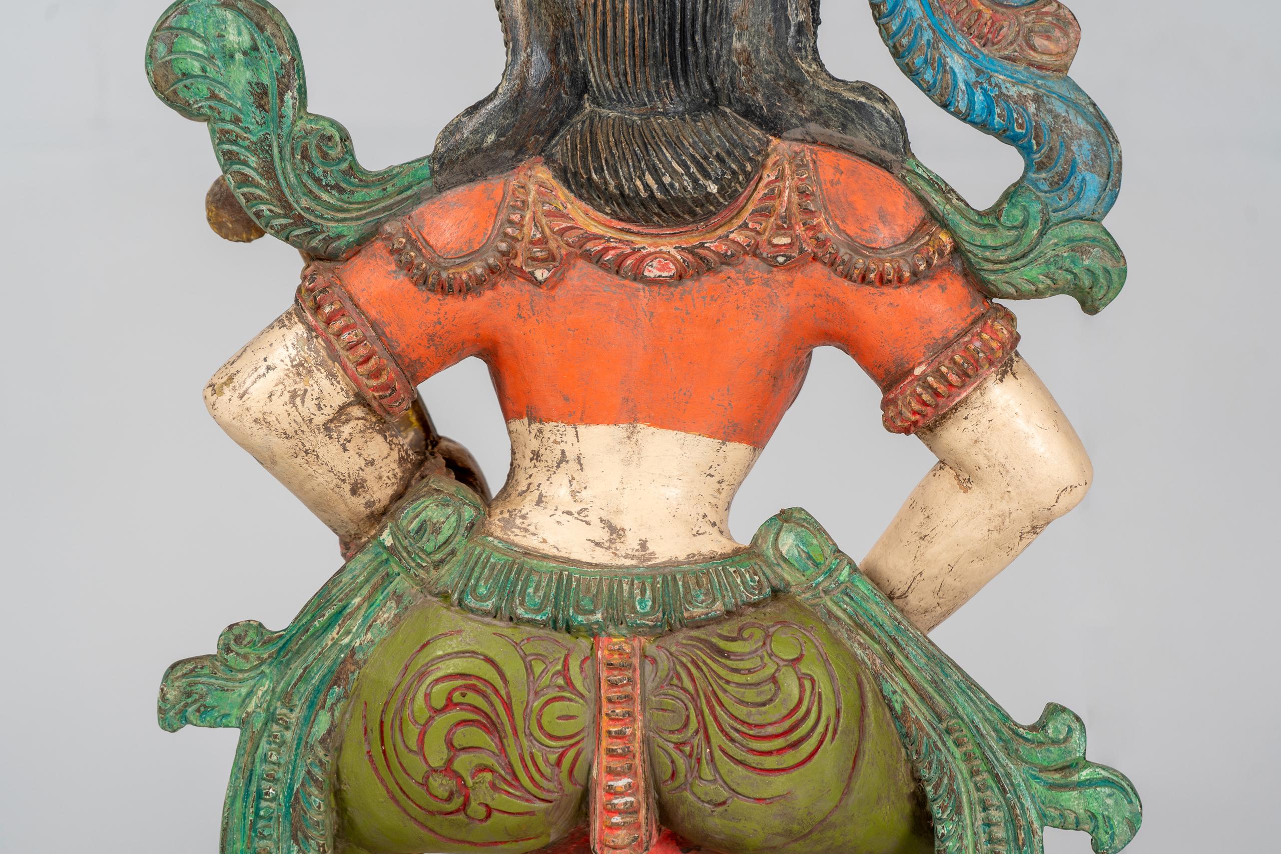 Une figure de Saraswati en teck sculpté en vente 5
