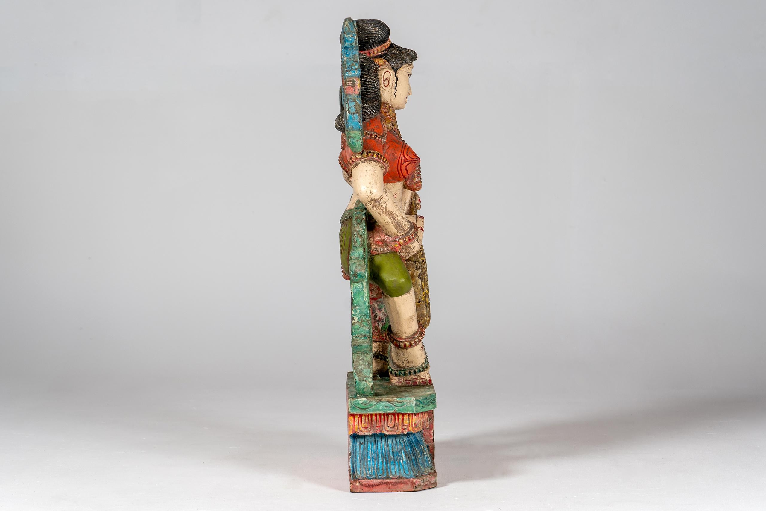 Une figure de Saraswati en teck sculpté en vente 6