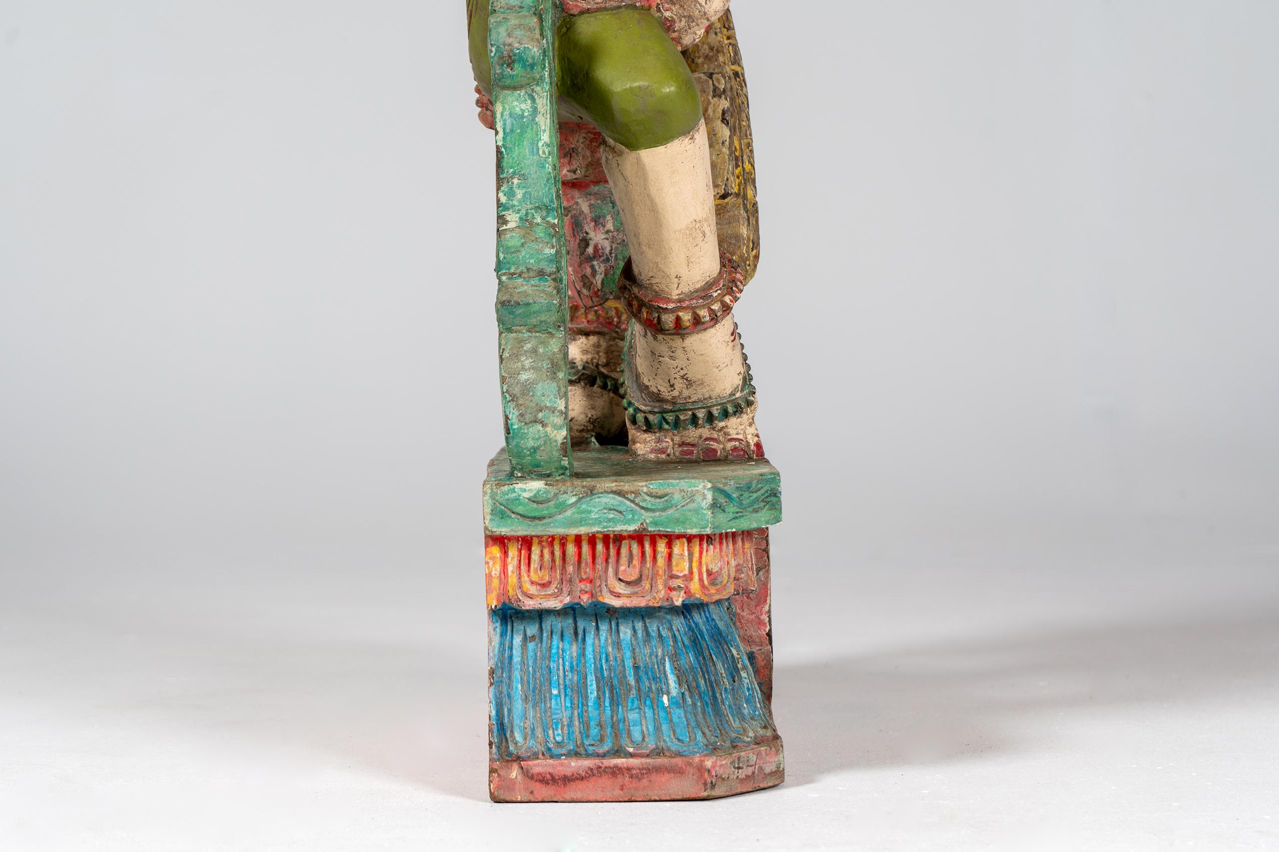 Une figure de Saraswati en teck sculpté en vente 7