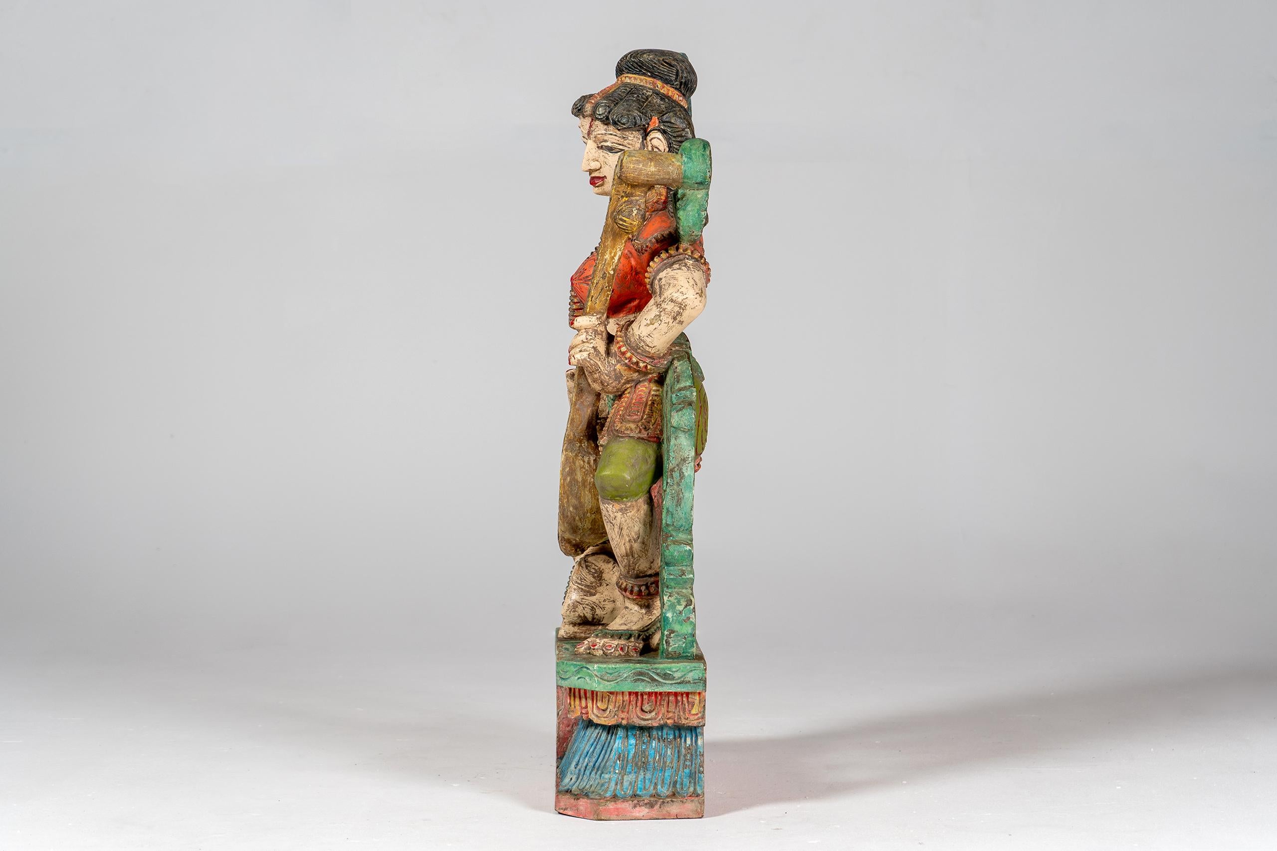 Une figure de Saraswati en teck sculpté en vente 8
