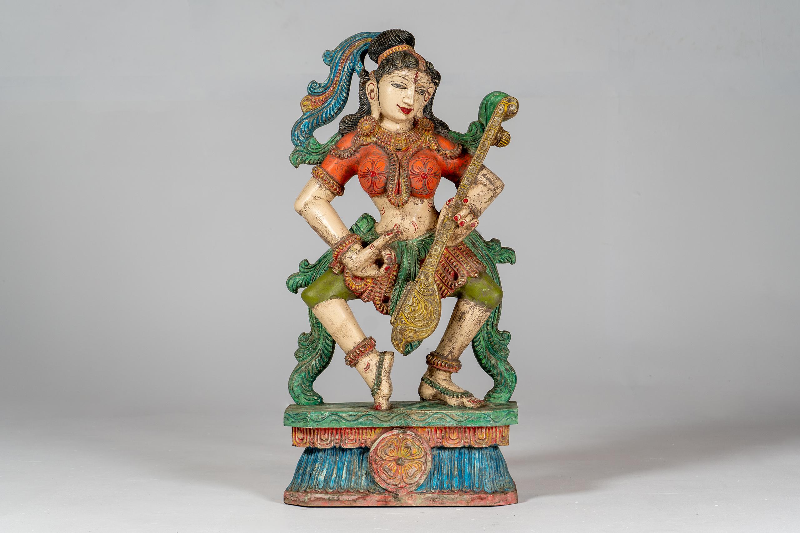 Les Apsaras sont des nymphes célestes ou des esprits féminins associés à l'eau, aux nuages et aux arts. Elles sont souvent représentées comme des êtres beaux et enchanteurs, capables de danser, de chanter et de jouer d'un instrument. Ils sont