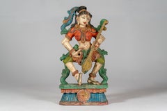 Une figure de Saraswati en teck sculpté