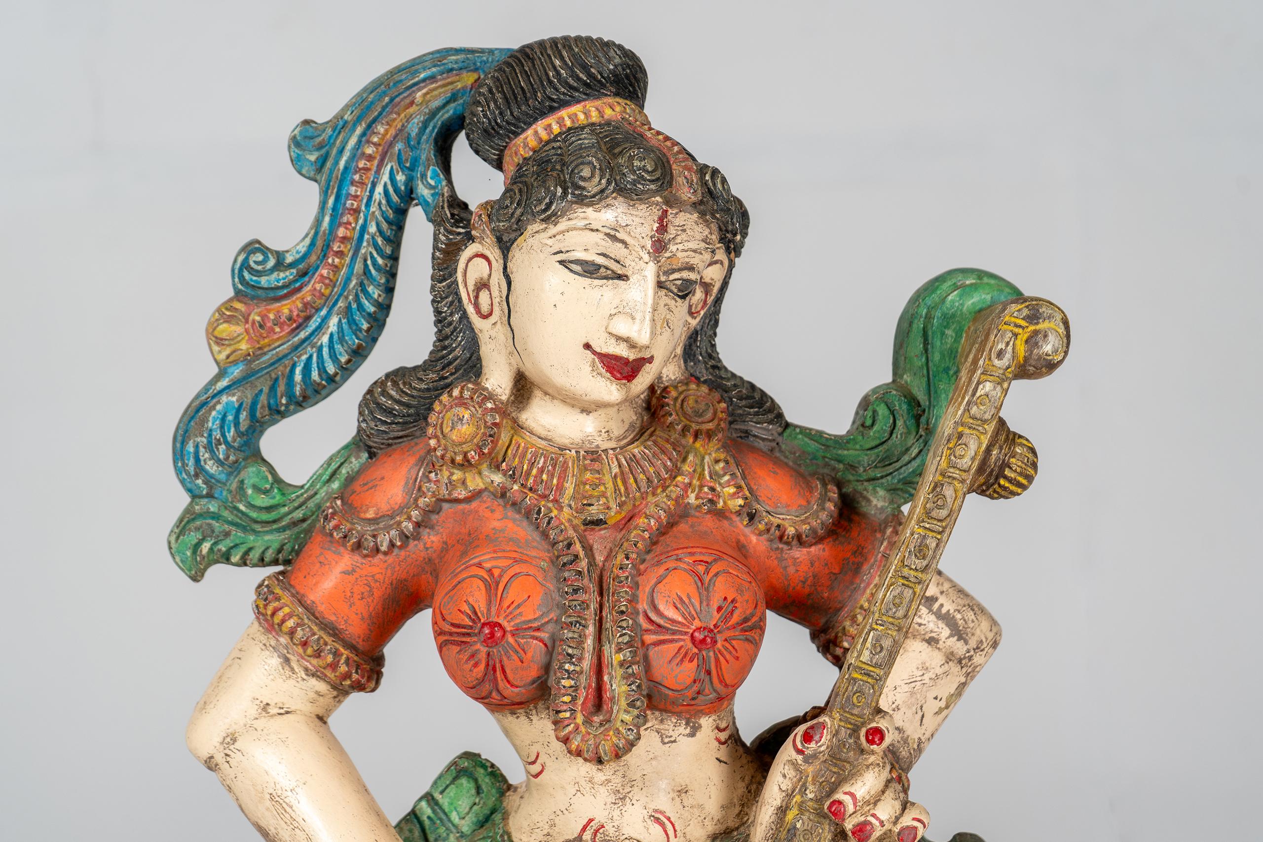 Indien Une figure de Saraswati en teck sculpté en vente