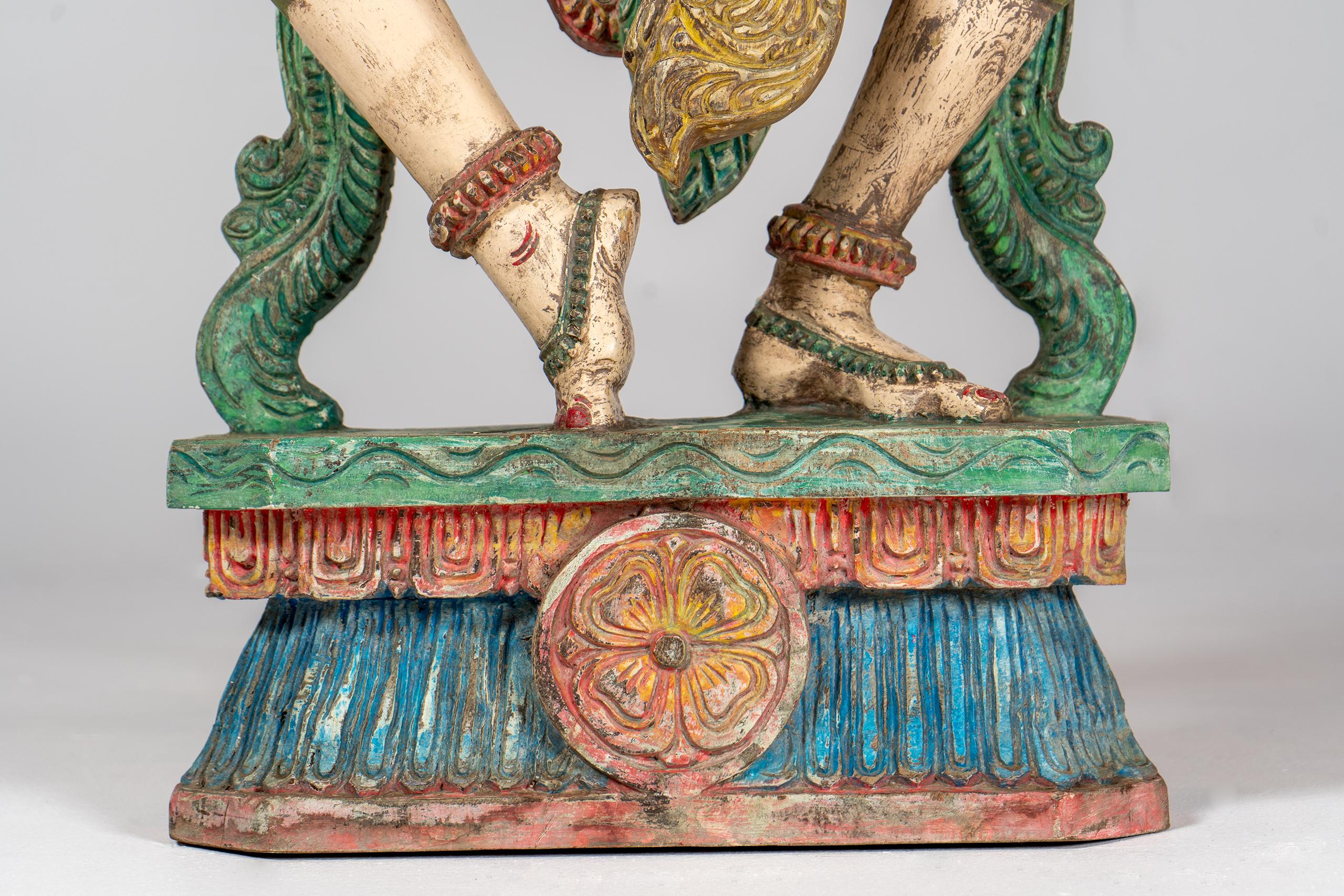 Une figure de Saraswati en teck sculpté Bon état - En vente à Chicago, IL