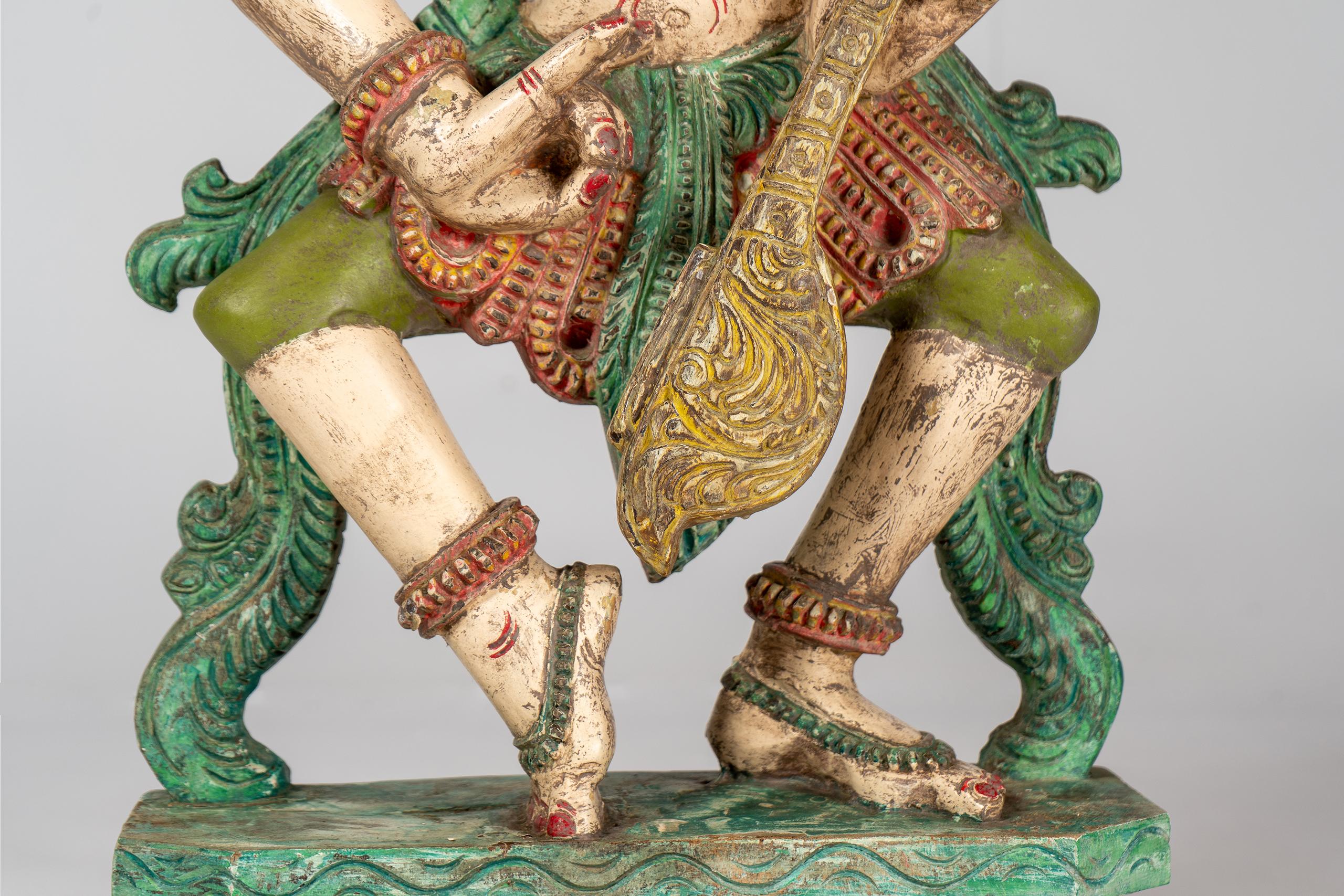 XXIe siècle et contemporain Une figure de Saraswati en teck sculpté en vente
