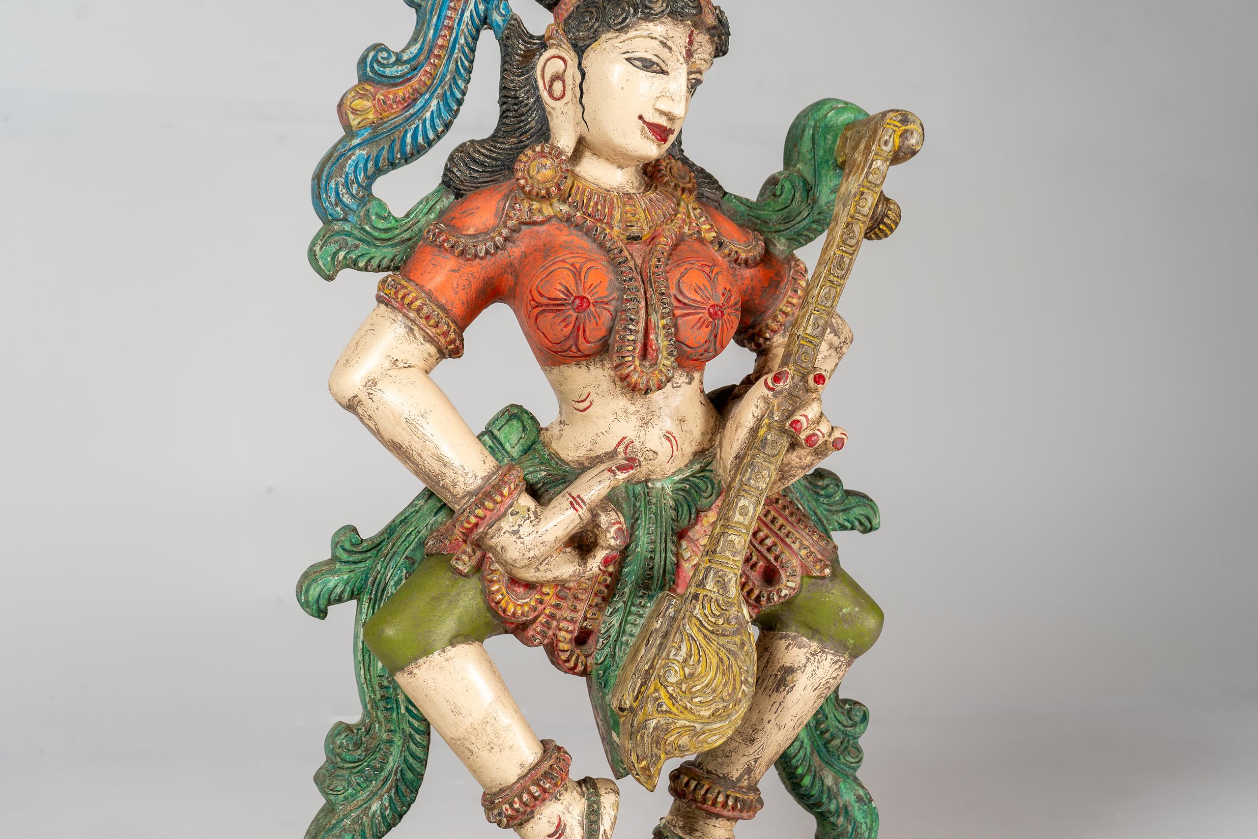 Teck Une figure de Saraswati en teck sculpté en vente