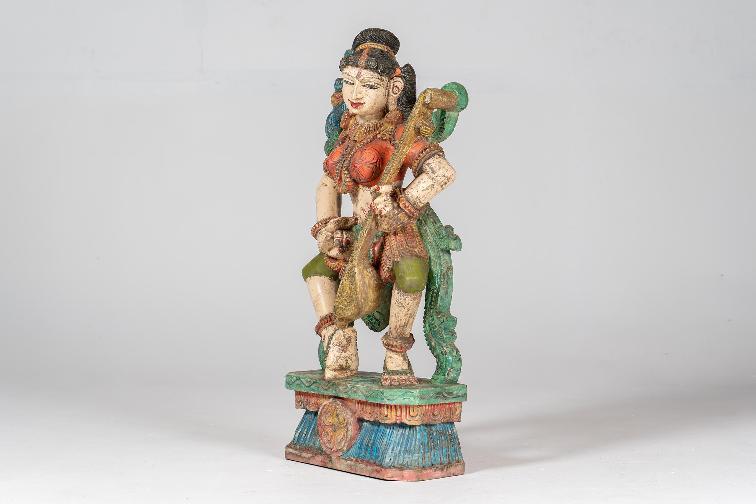 Une figure de Saraswati en teck sculpté en vente 1