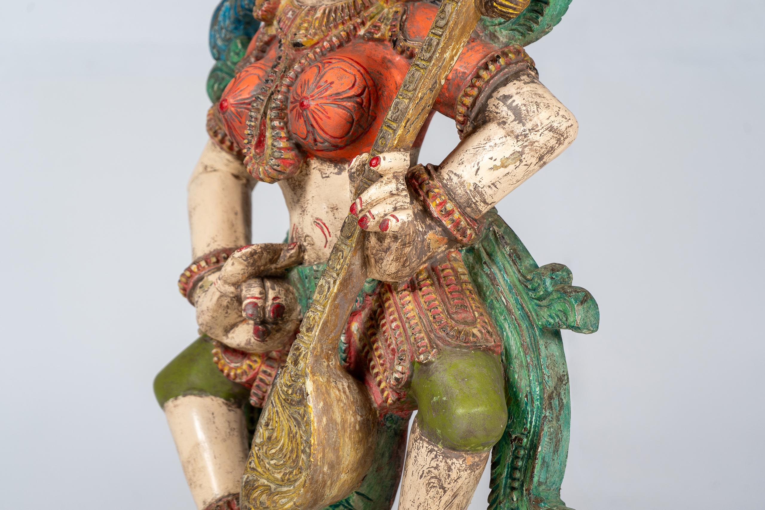 Une figure de Saraswati en teck sculpté en vente 2