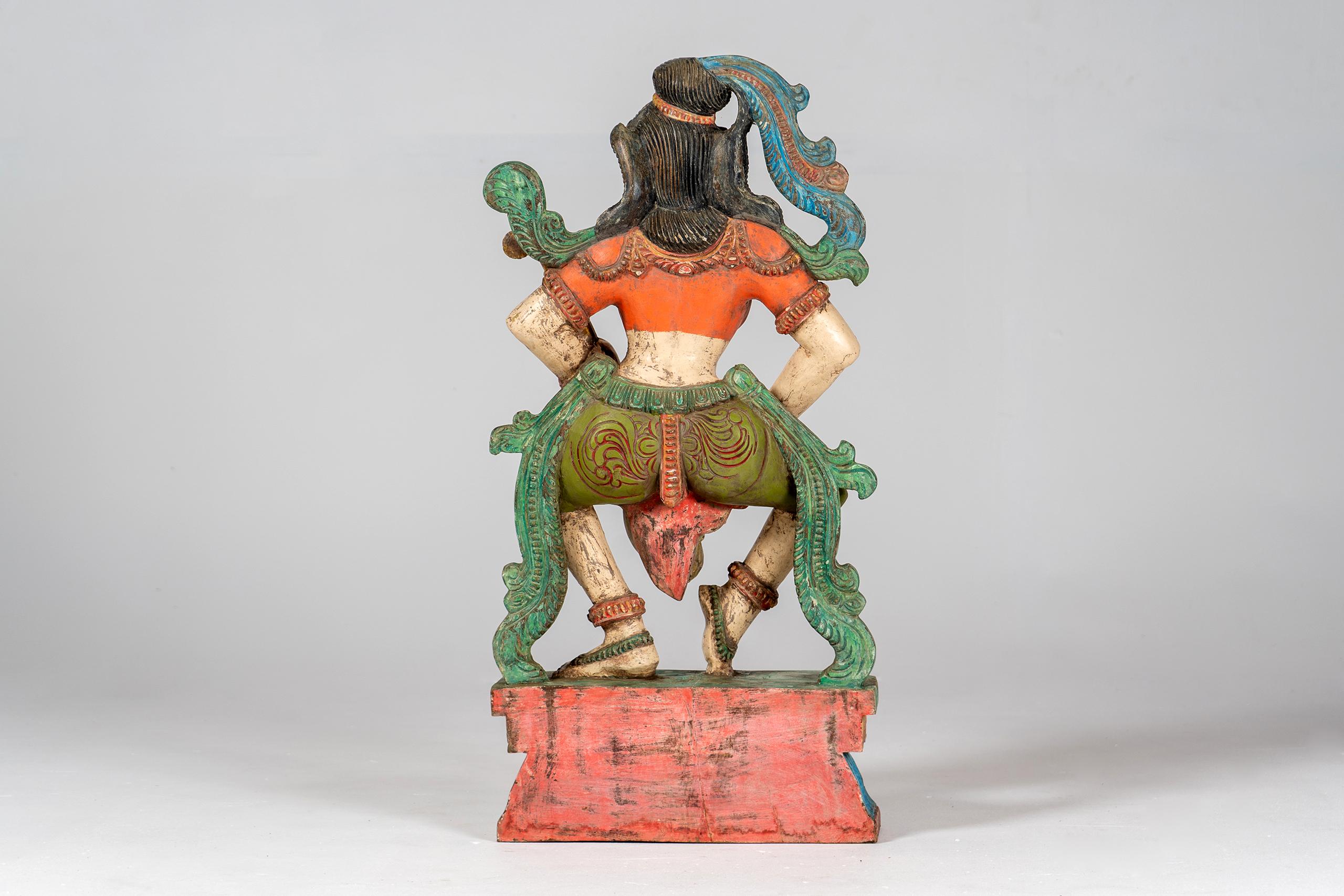Une figure de Saraswati en teck sculpté en vente 3