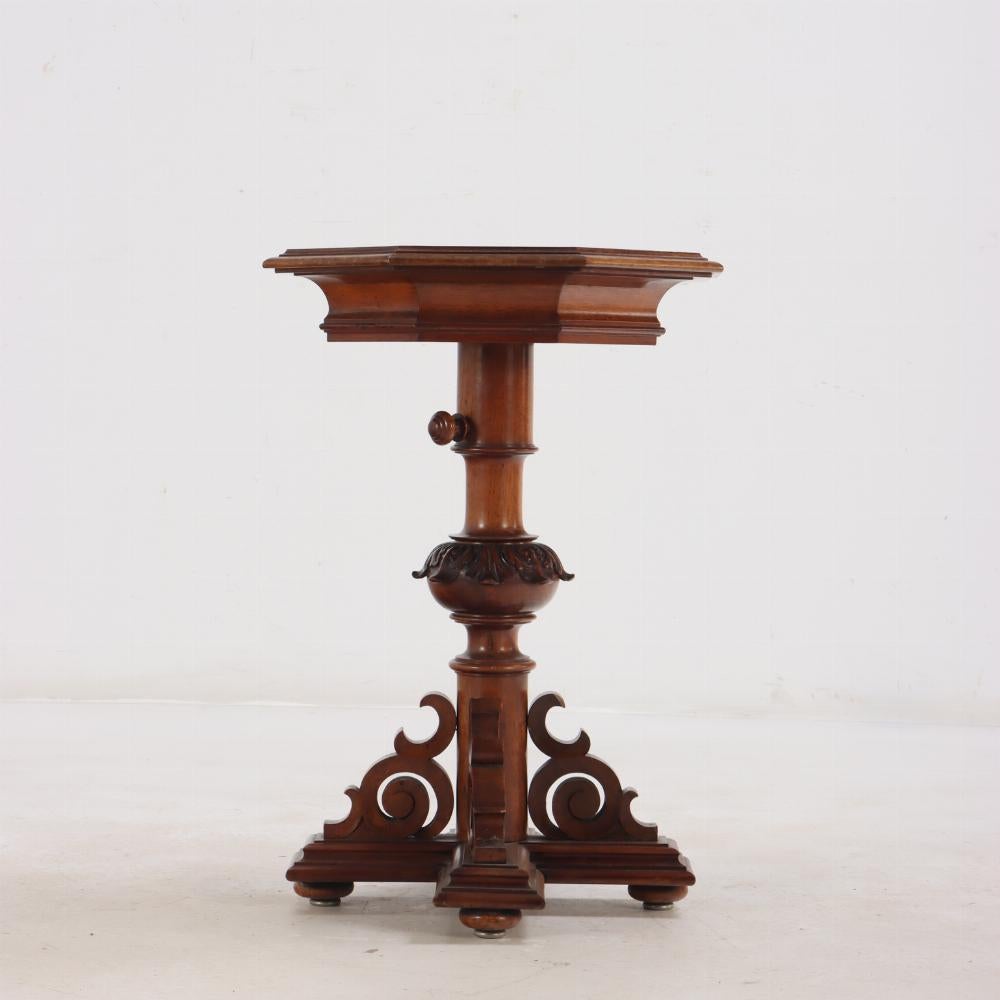 Mesa de pedestal regulable de nogal tallado, S. XIX Movimiento estético en venta