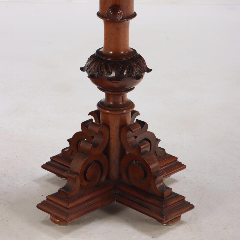 Mesa de pedestal regulable de nogal tallado, S. XIX Norteamericano en venta