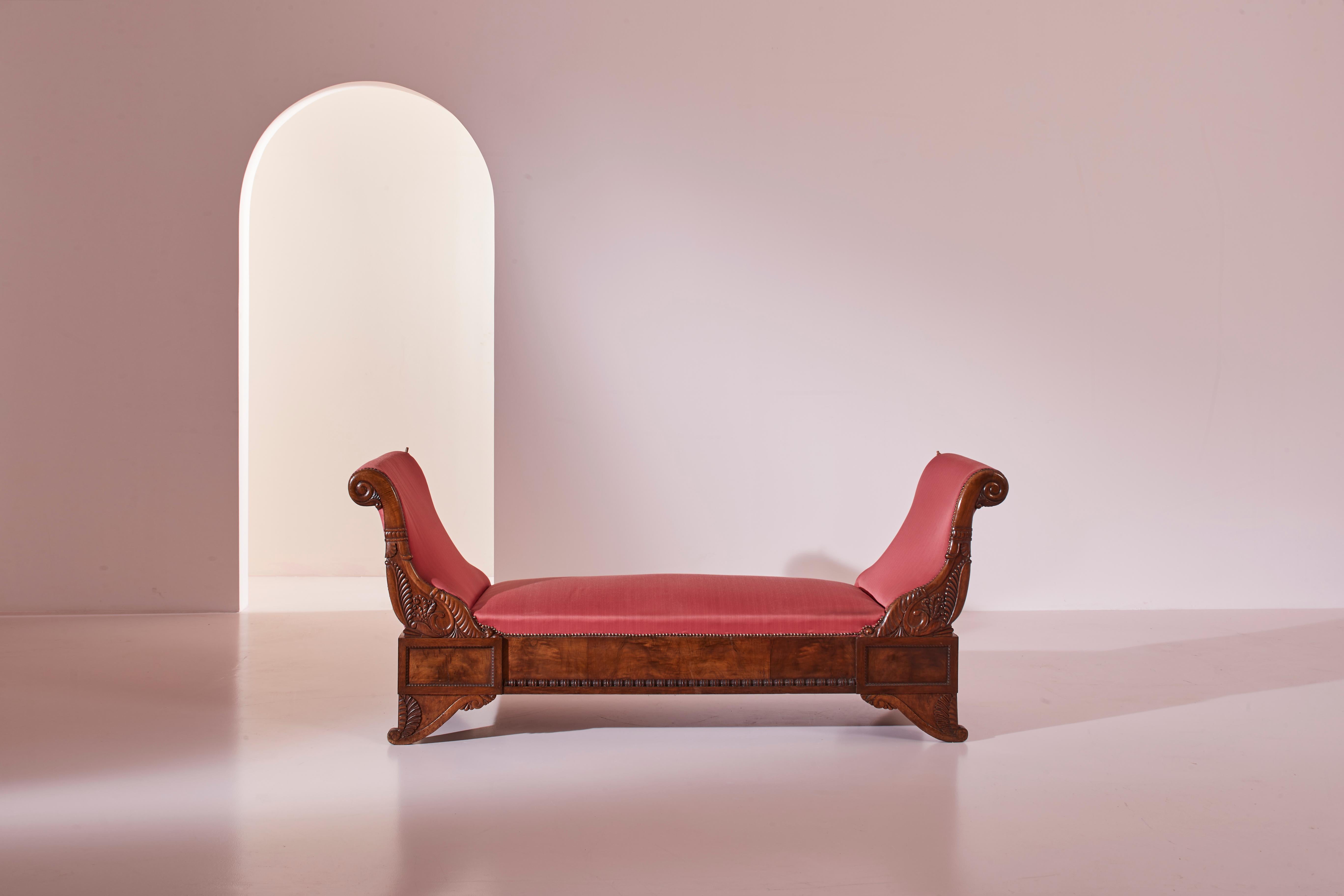 A carved walnut sofa with boat-shaped form in the style of Henry Thomas Peters In Good Condition For Sale In Chiavari, Liguria