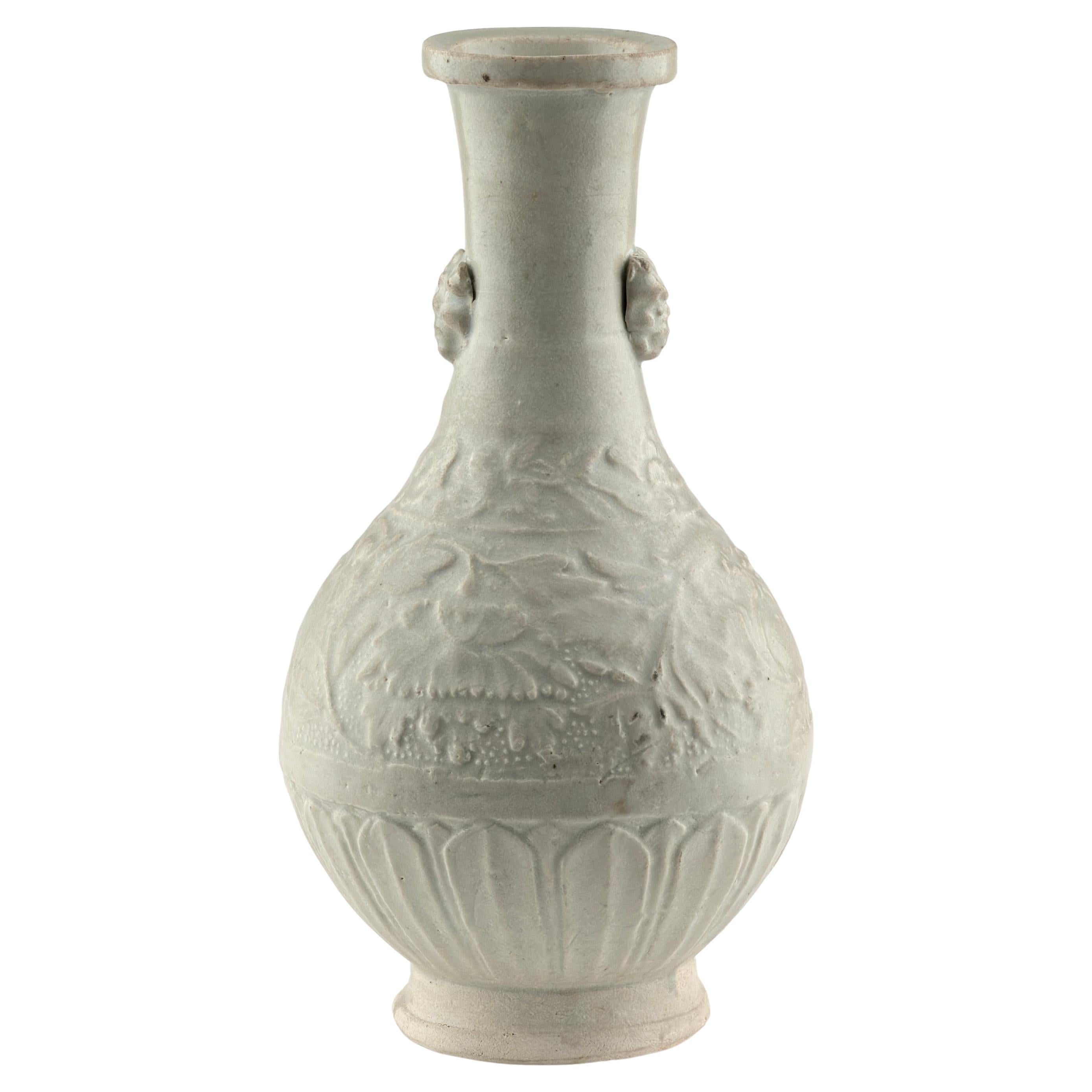 Vase à pivoine en faïence blanche sculptée, dynastie Yuan Yuan en vente