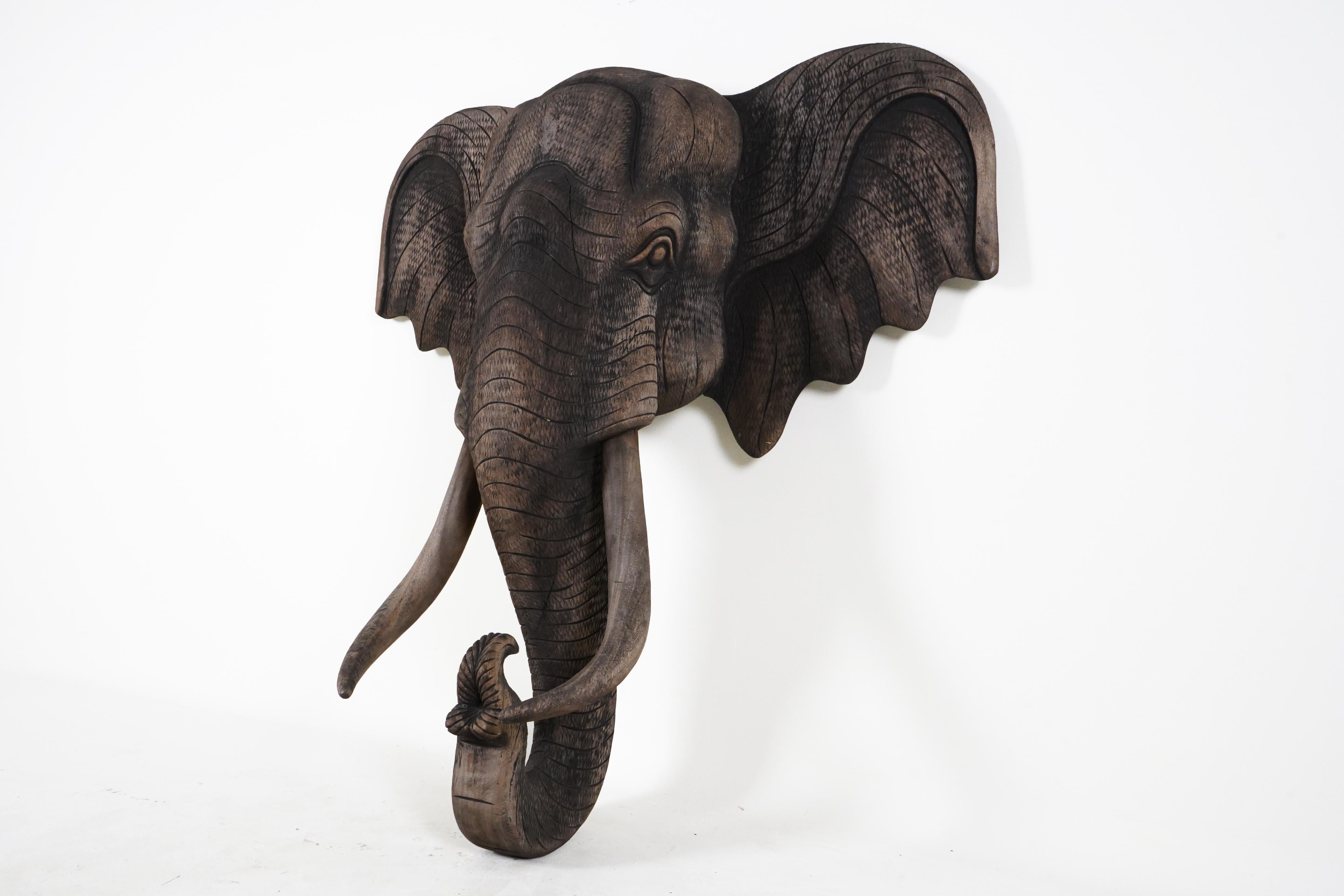 Tête d'éléphant en bois sculpté Bon état à Chicago, IL