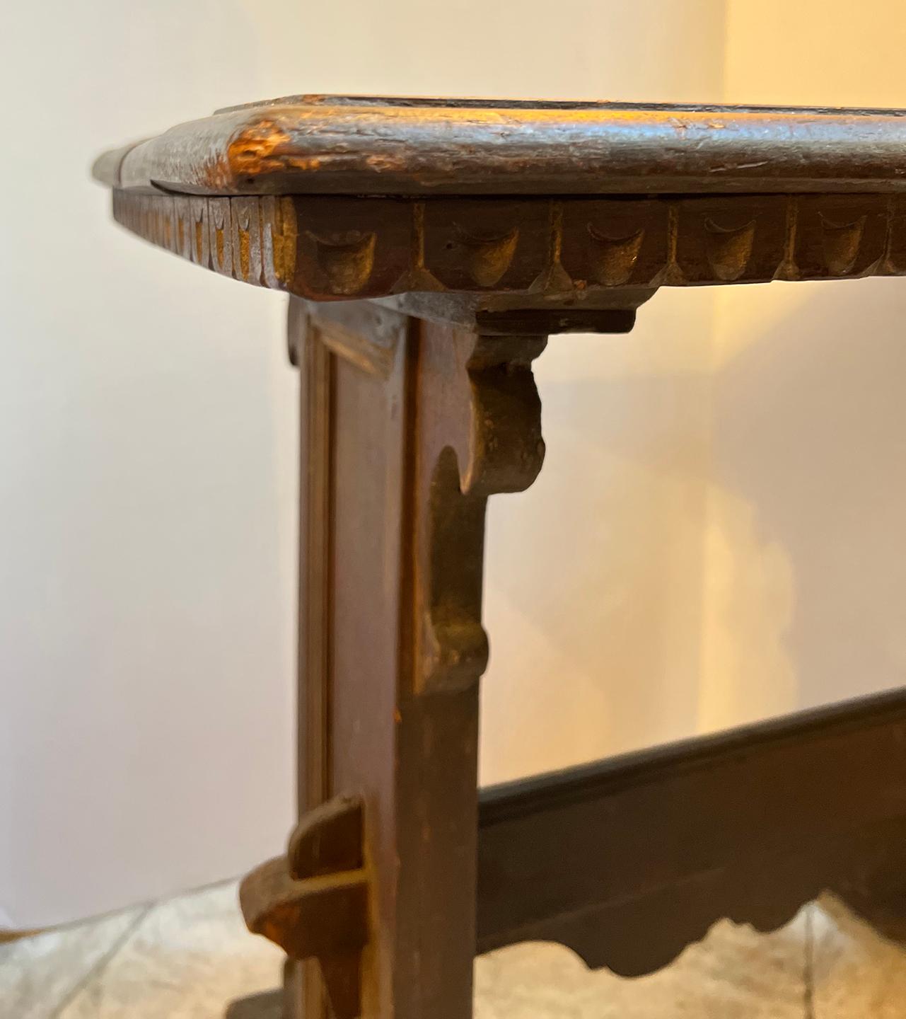 Italian A carved wood side table For Sale