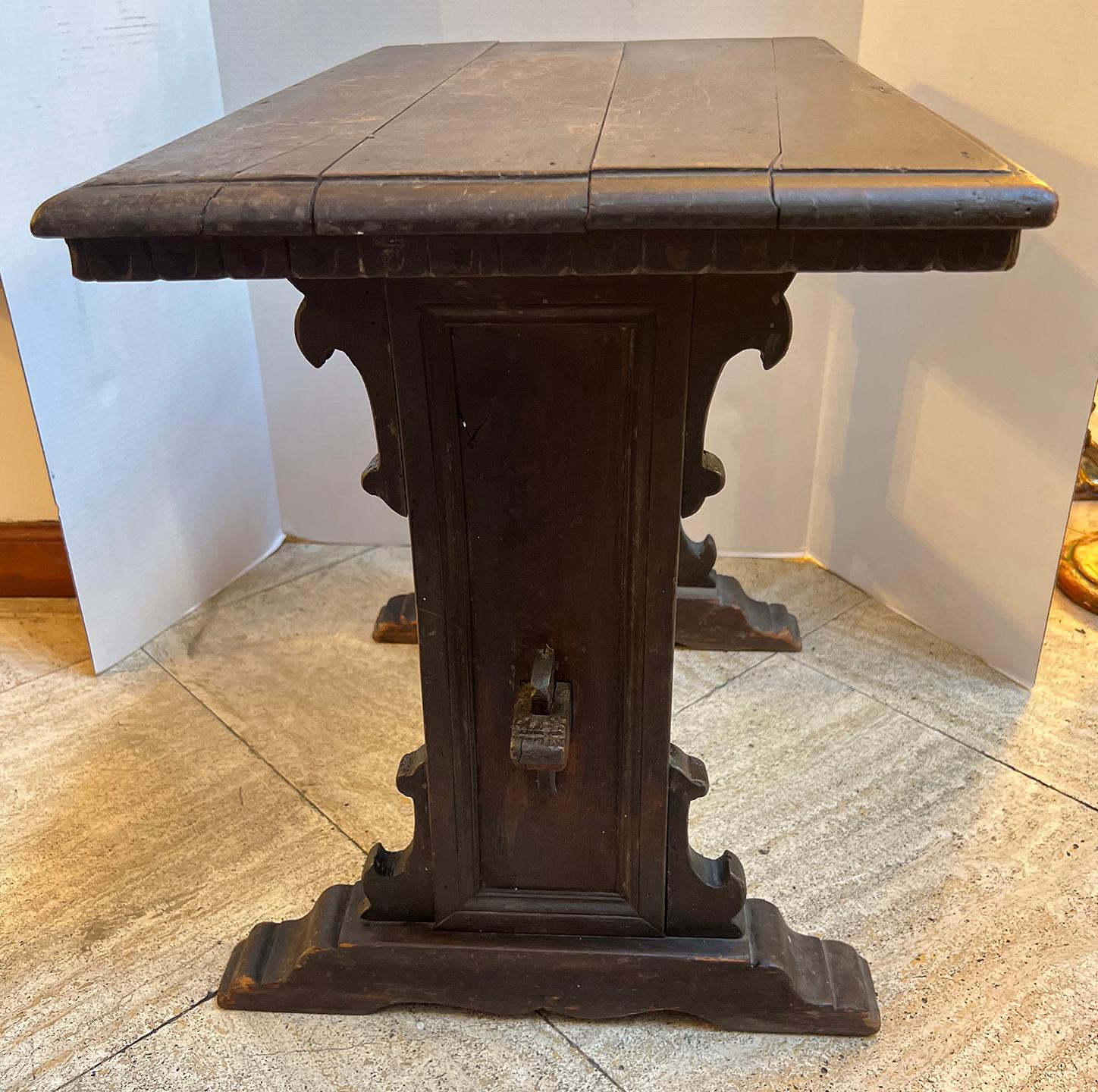 A carved wood side table In Good Condition For Sale In New York, NY