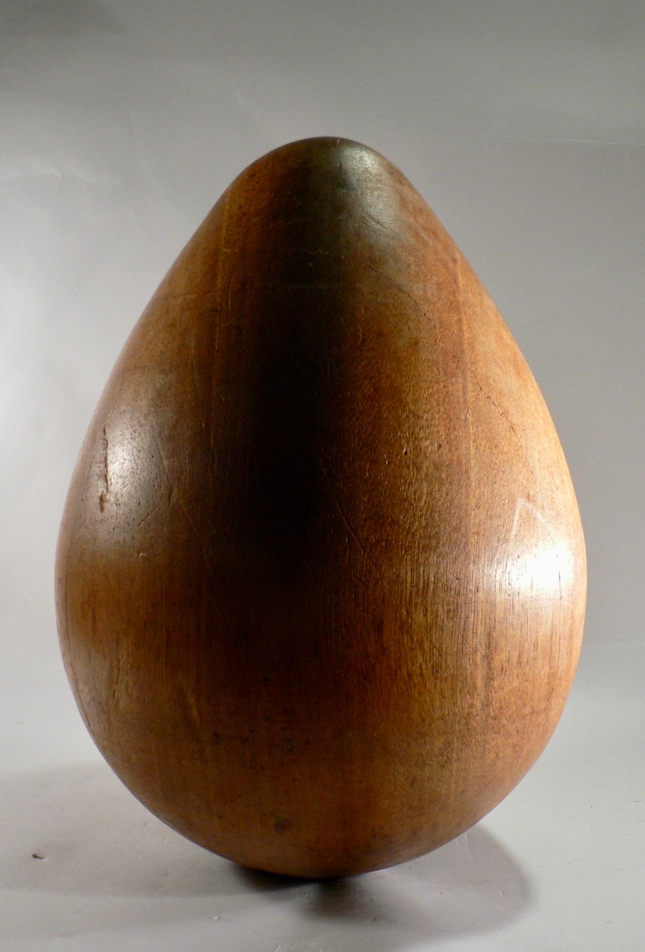 Sculpté Un œuf en bois sculpté -  Années 1950 - France. en vente