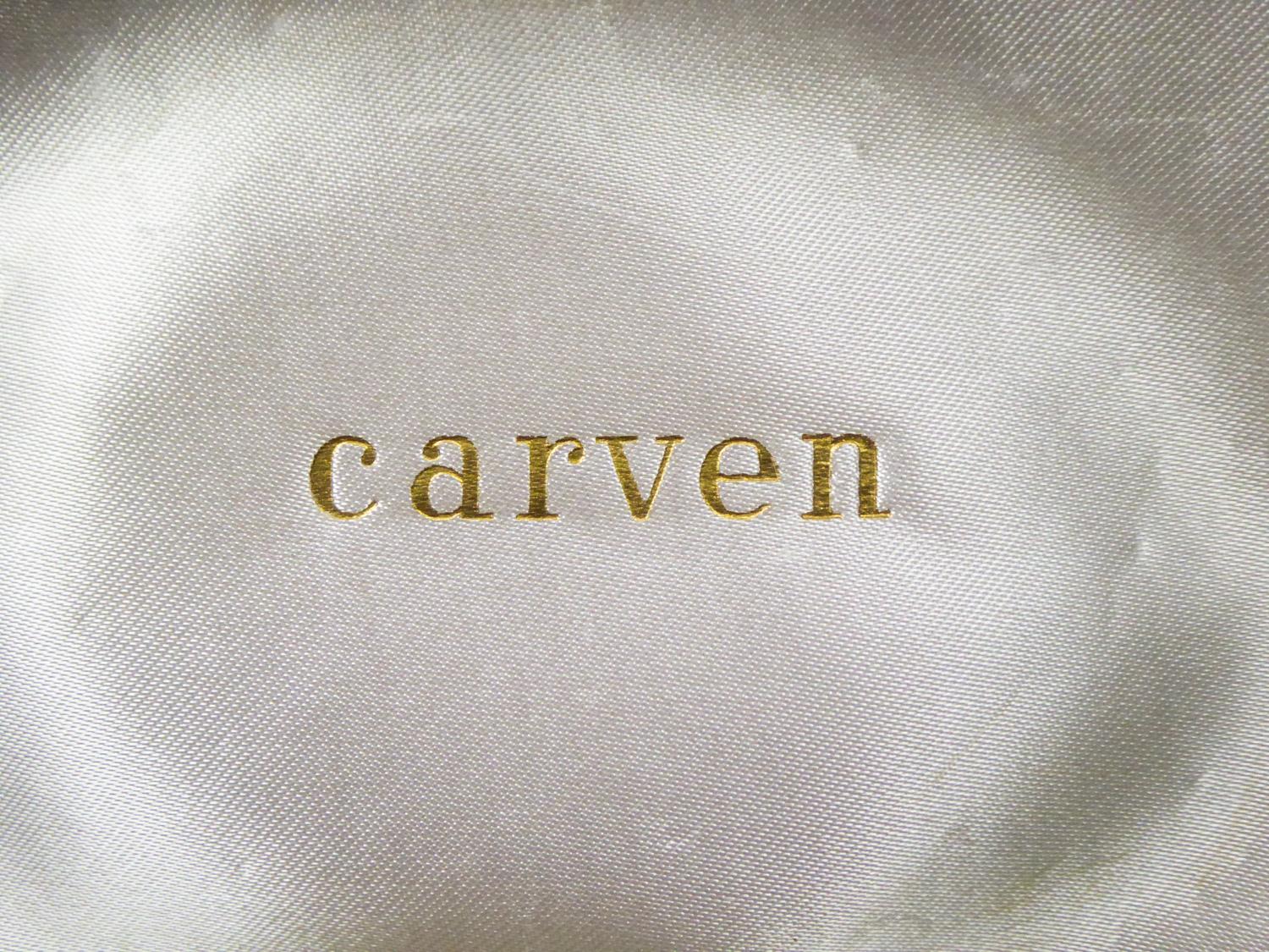 Circa 1960/1970
France Haute Couture

Collier ras du cou avec perles de verre imitant le Corail et cabochons en métal présenté dans son étui signé par la maison de couture Carven et datant de la fin des années 1960. Collier ras du cou composé de