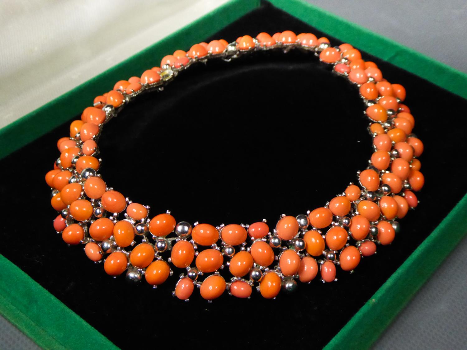A Carven Haute Couture Necklace in glass Beads Circa 1960/1970 In Good Condition In Toulon, FR
