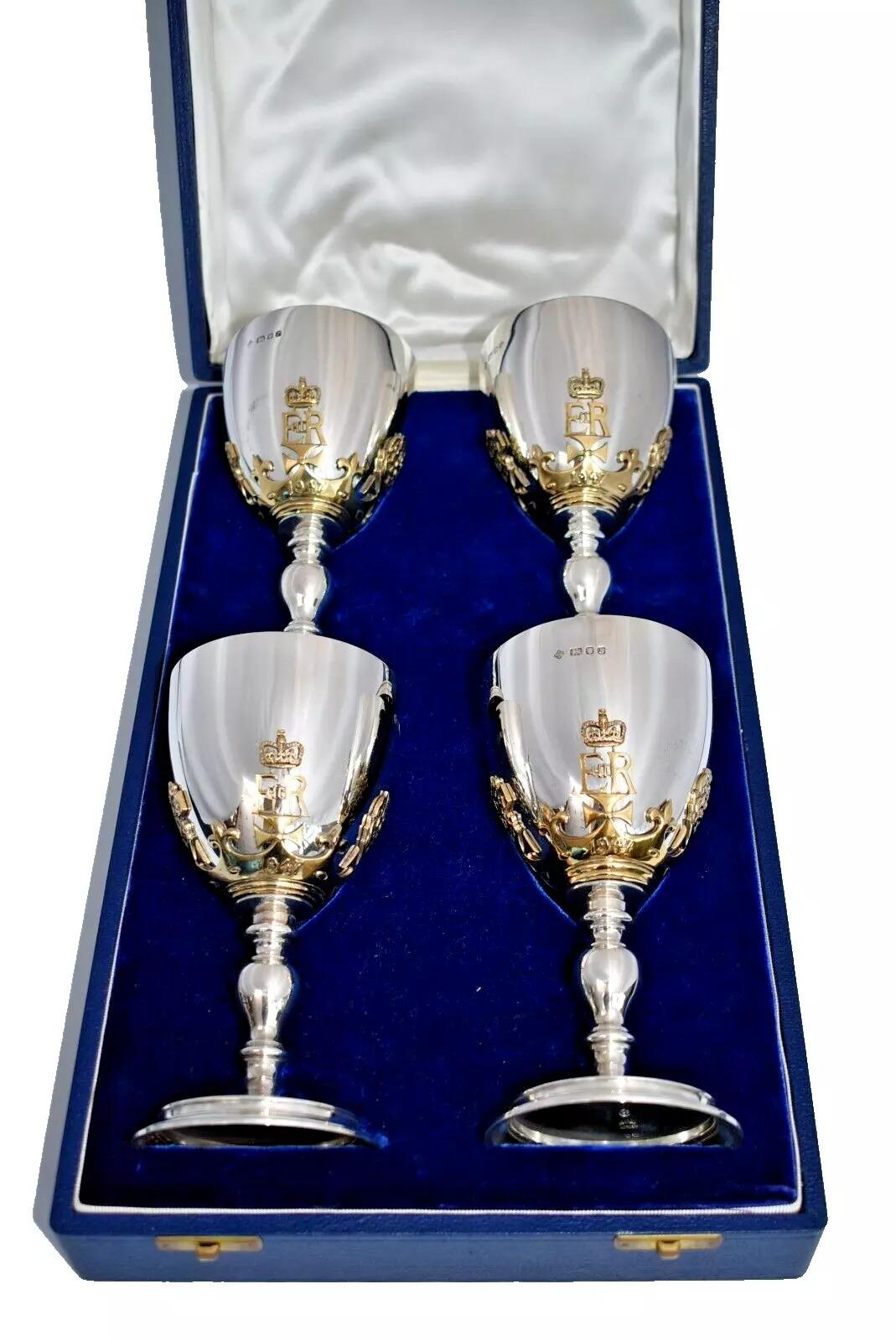 XX secolo Un set incassato di 4 calici commemorativi di Asprey London in argento sterling HM 1972. in vendita
