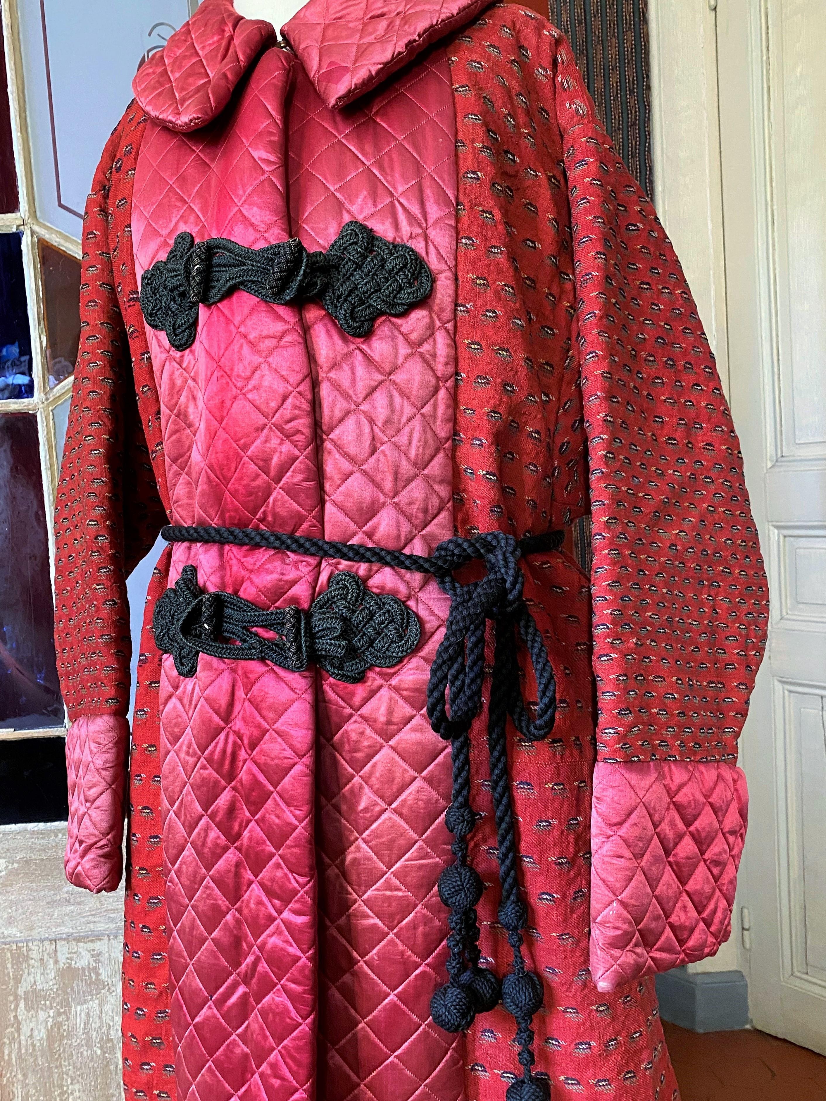 Circa 1865/1885
France
Amazing robe or male Banyan period Second Empire in cashmere and quilted satin. Wide cut with folded collar, crossed closure by beautiful passementerie of brandebourgs and cord to tie with black silk tassels. Background in