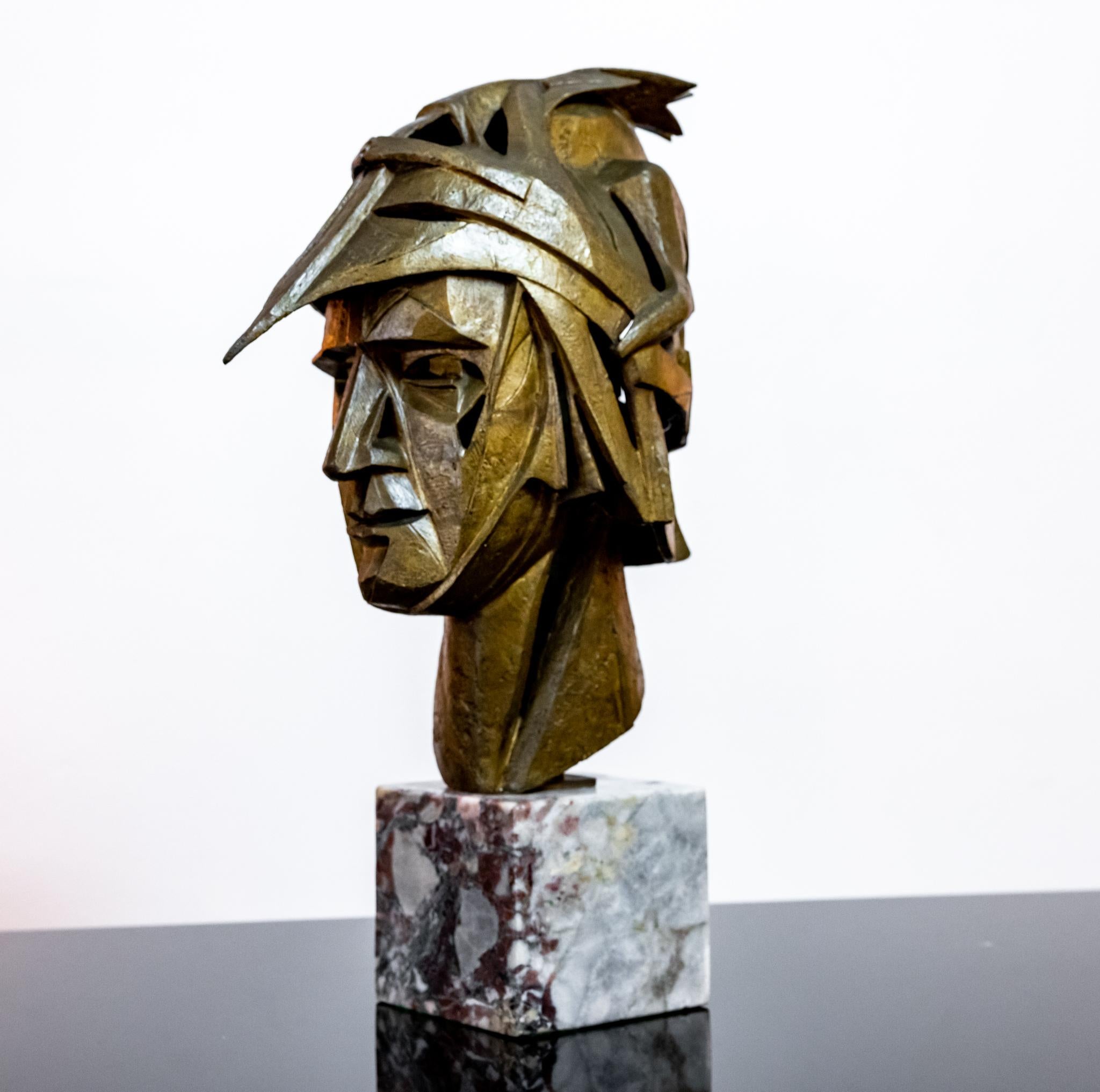 Milieu du XXe siècle Buste de guerrier brutaliste en bronze moulé en vente