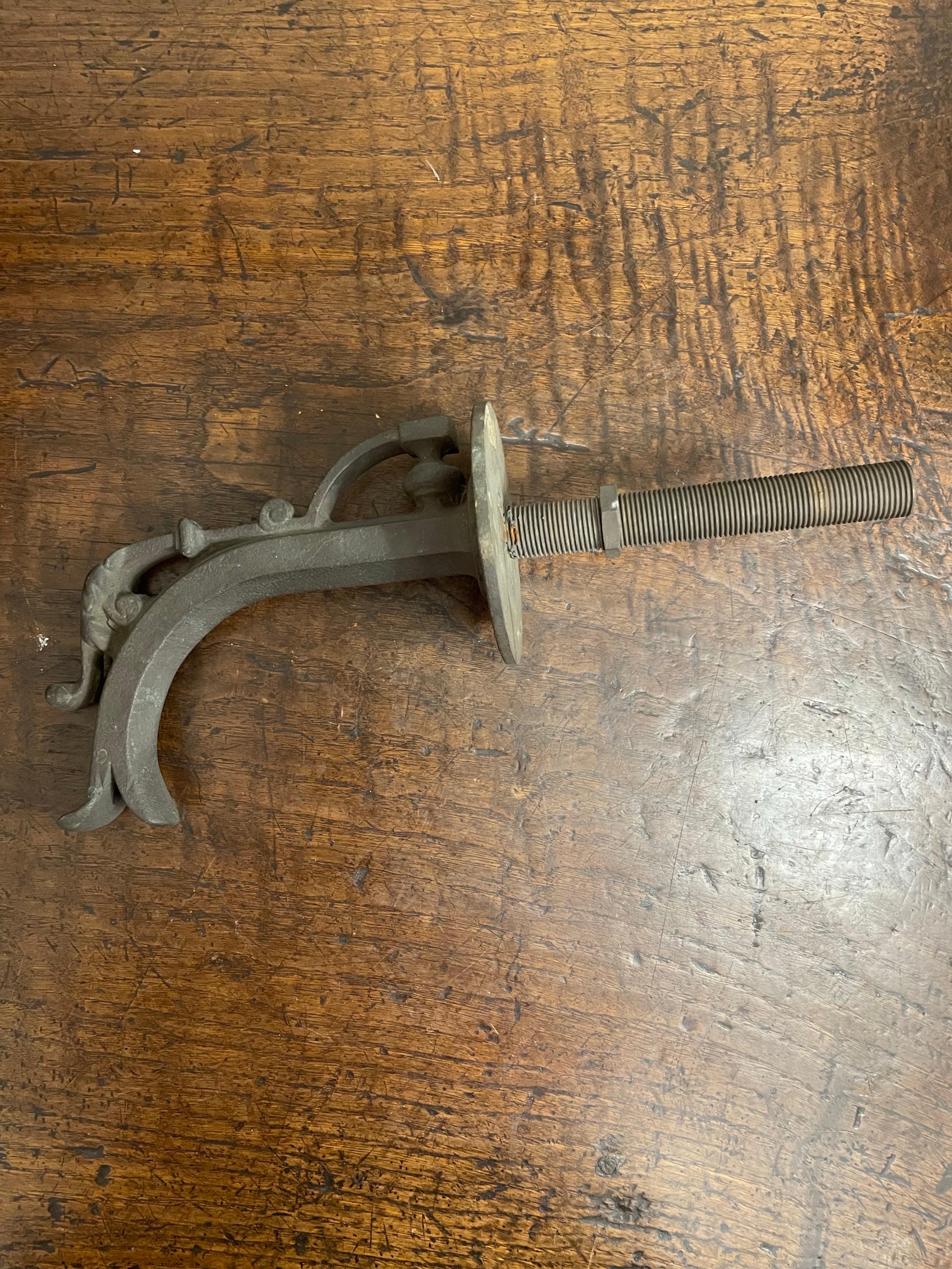 Beccuccio FW in bronzo fuso con piccola fioretta e motivo a uovo e dardo

Dimensioni: Altezza: 15,3 cm Larghezza: 33 cm (punto più largo) Profondità: 10 (punto più largo)