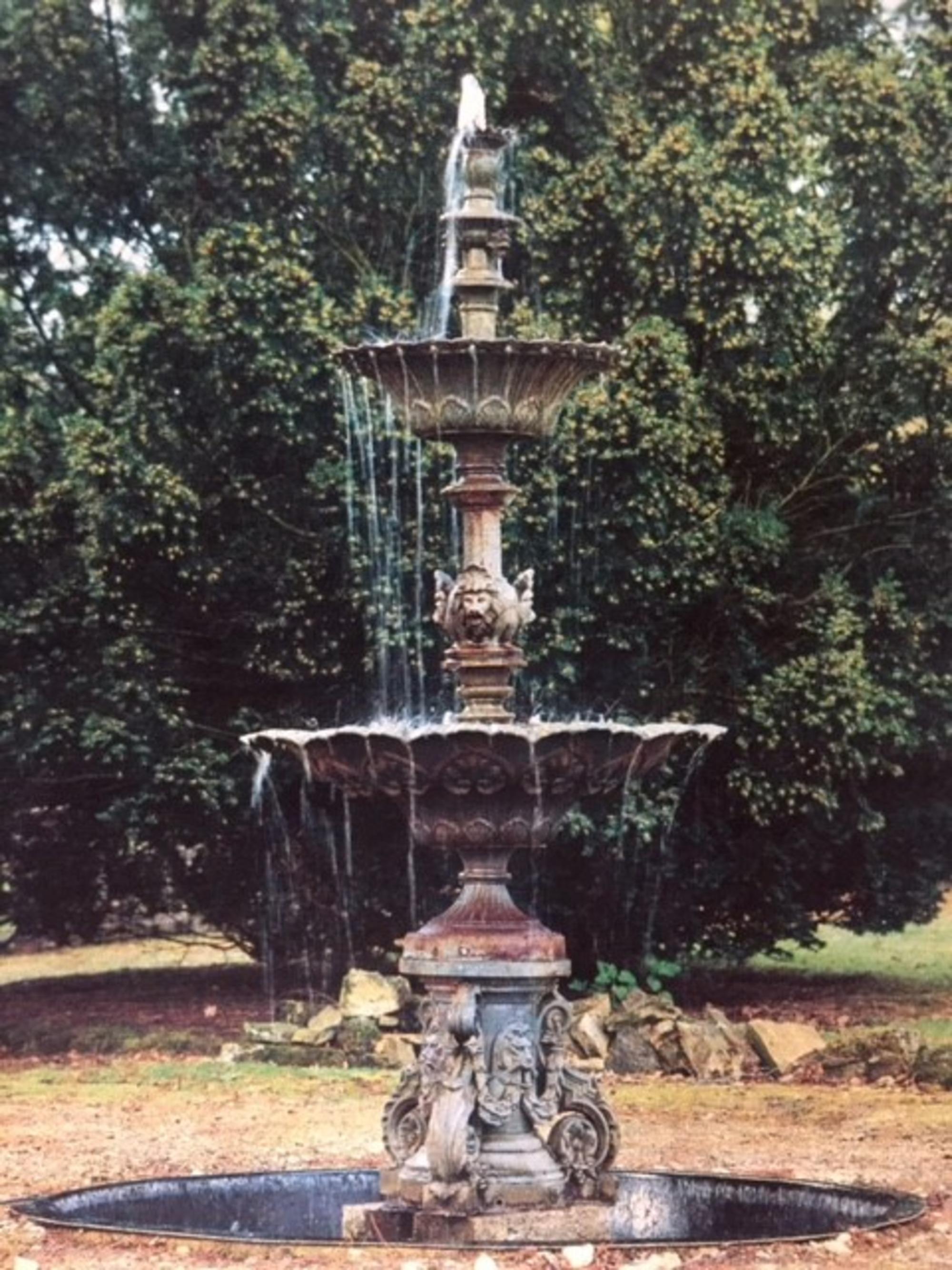 Una fontana in bronzo fuso altamente decorativa

Descrizione:
Una fontana inglese altamente decorativa, ricavata da un originale in ferro del XVIII secolo. La vasca principale ha il bordo smerlato e il fusto con decorazioni, la vasca superiore più