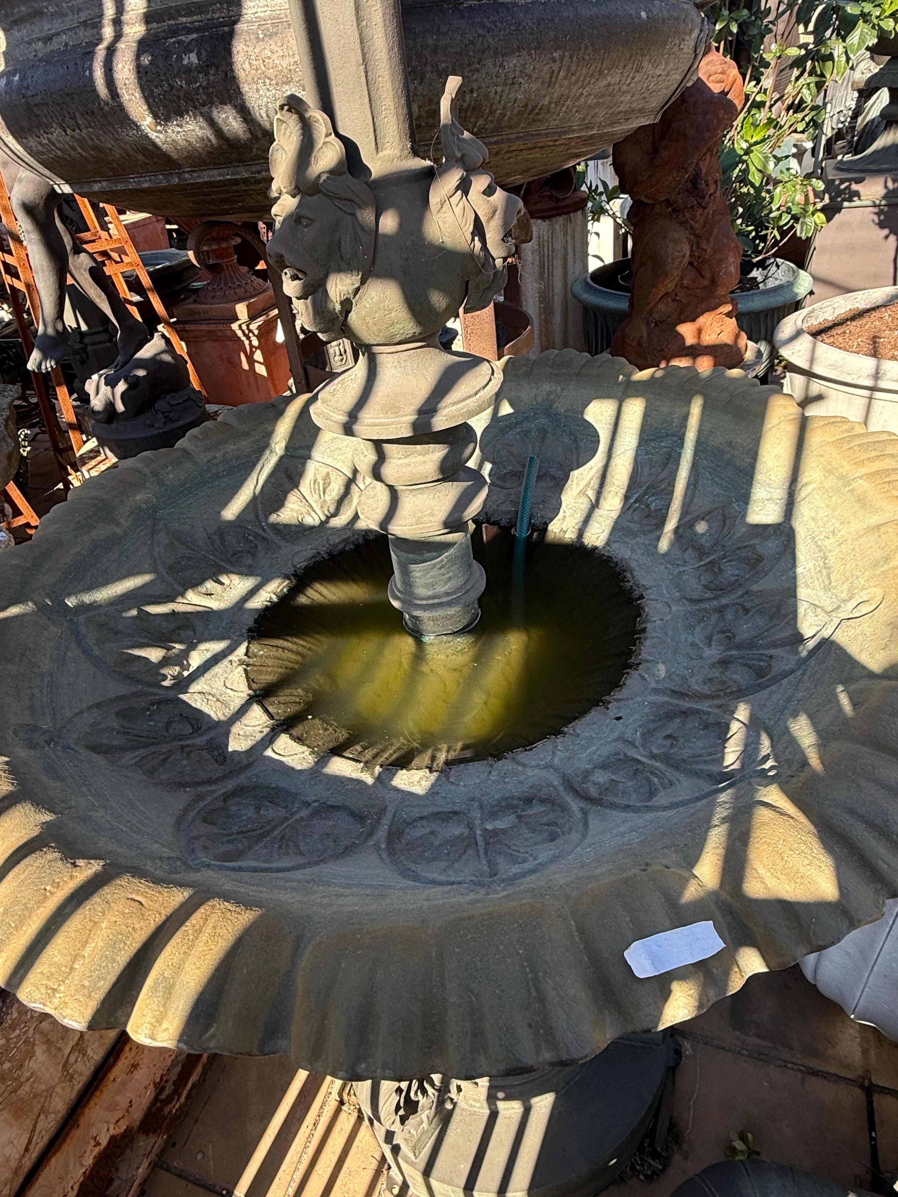XXI secolo e contemporaneo Una fontana in bronzo fuso altamente decorativa in vendita