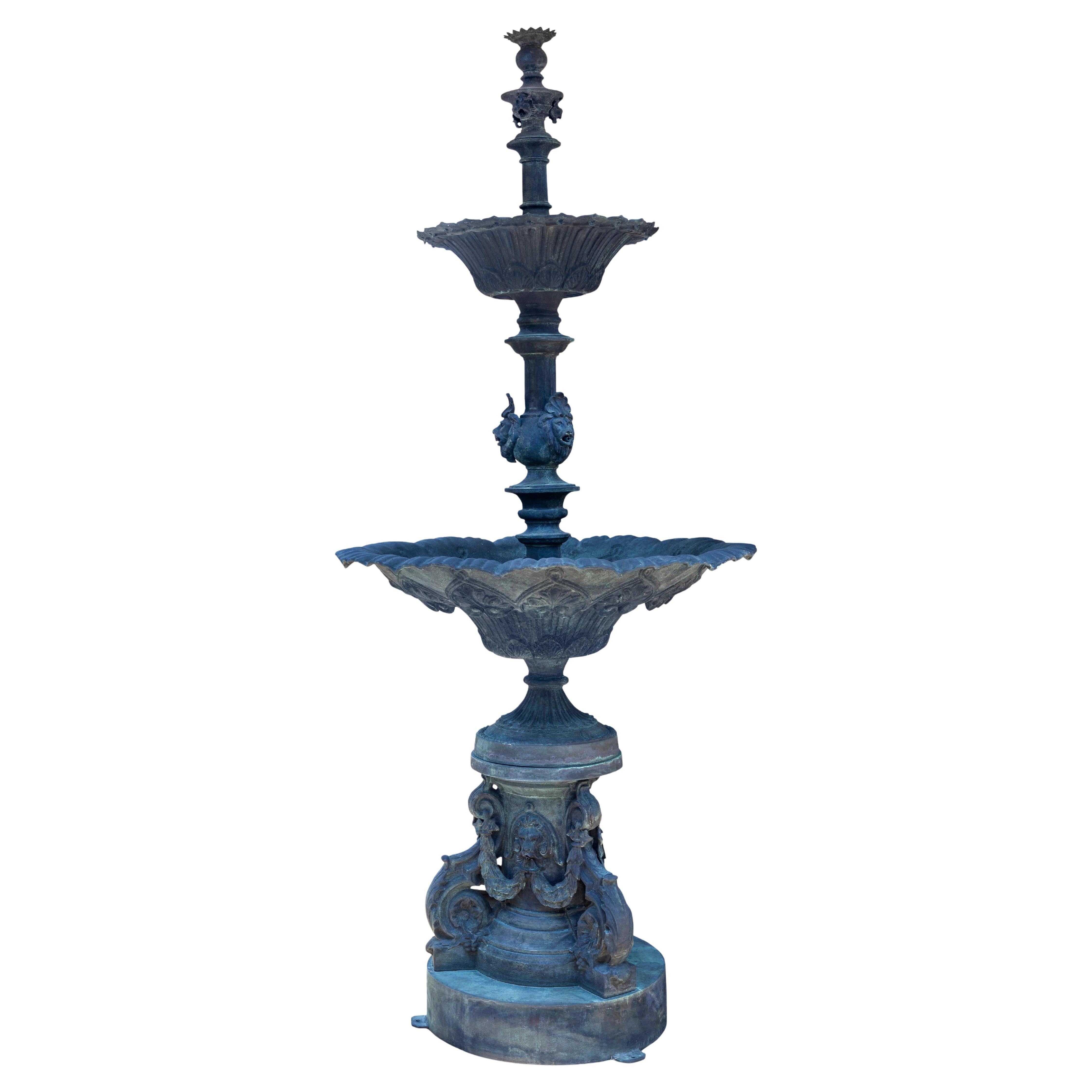 Una fontana in bronzo fuso altamente decorativa in vendita