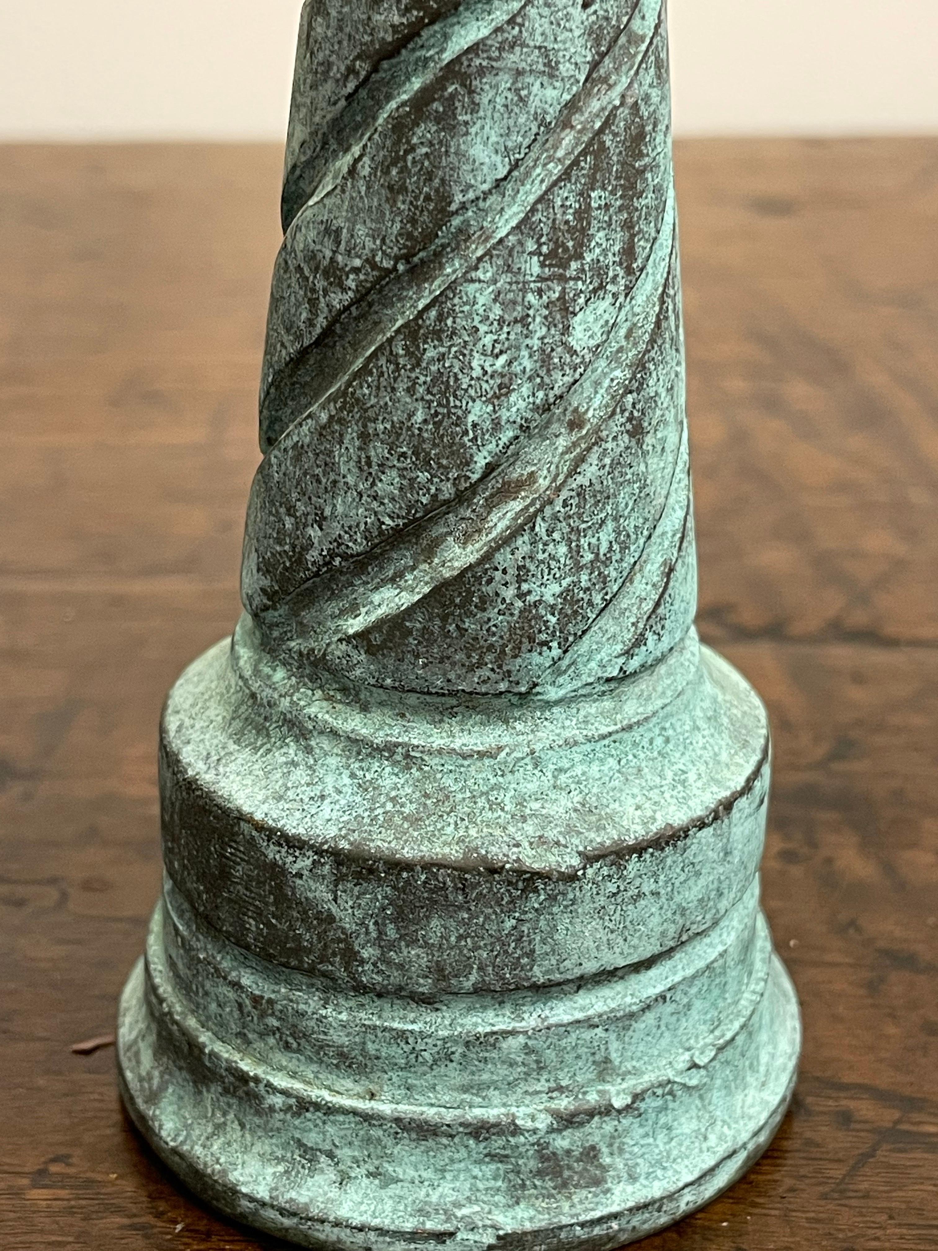 Australien Bec verseur en bronze moulé avec motif Strignlete en vente