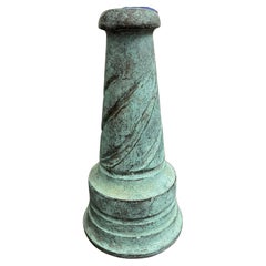 Bec verseur en bronze moulé avec motif Strignlete
