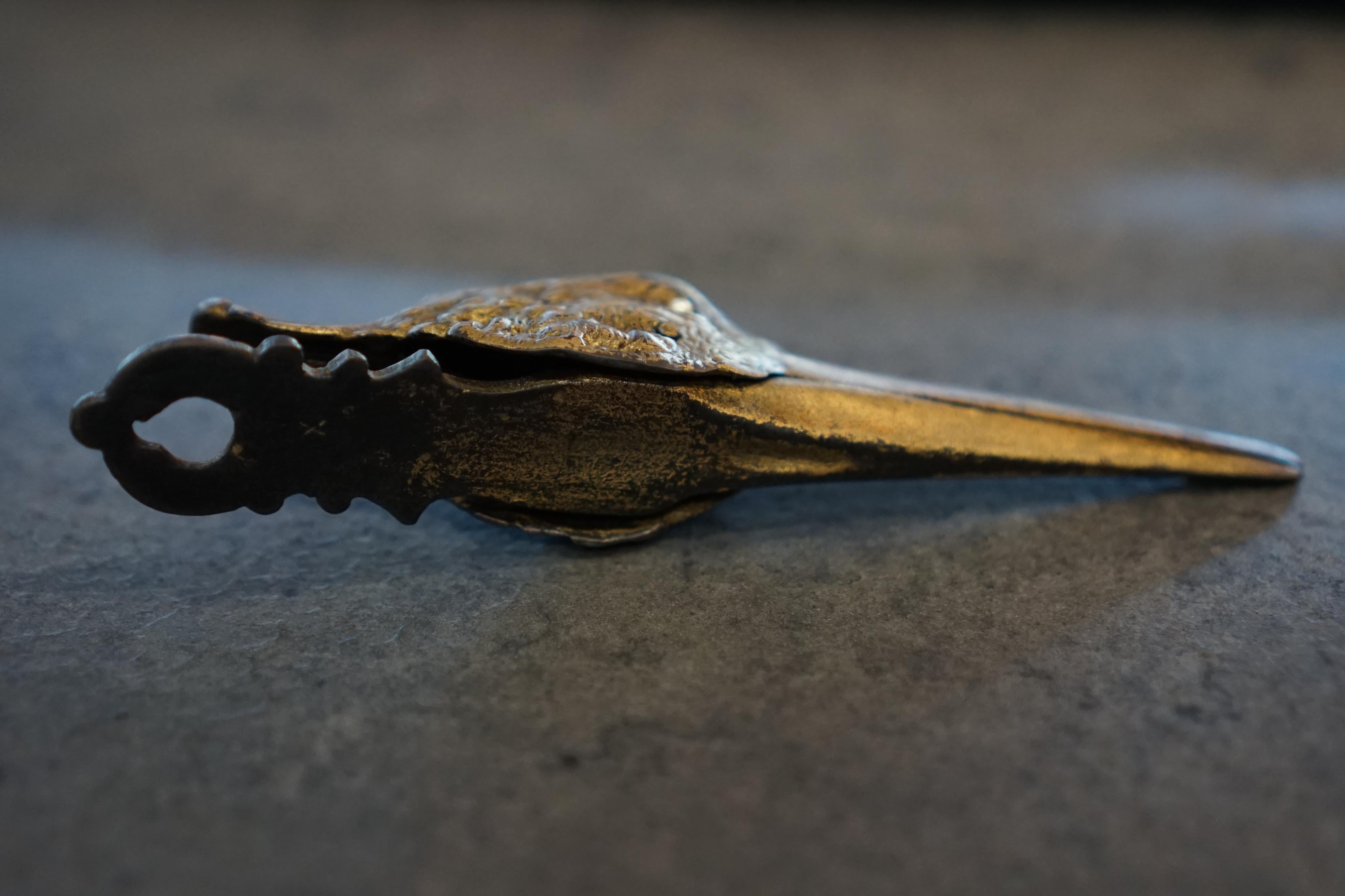 Ein aus Bronze gegossener, gefederter Brief-/Dokumentenclip in Form eines Kranichkopfes mit Scharnier (Art nouveau) im Angebot