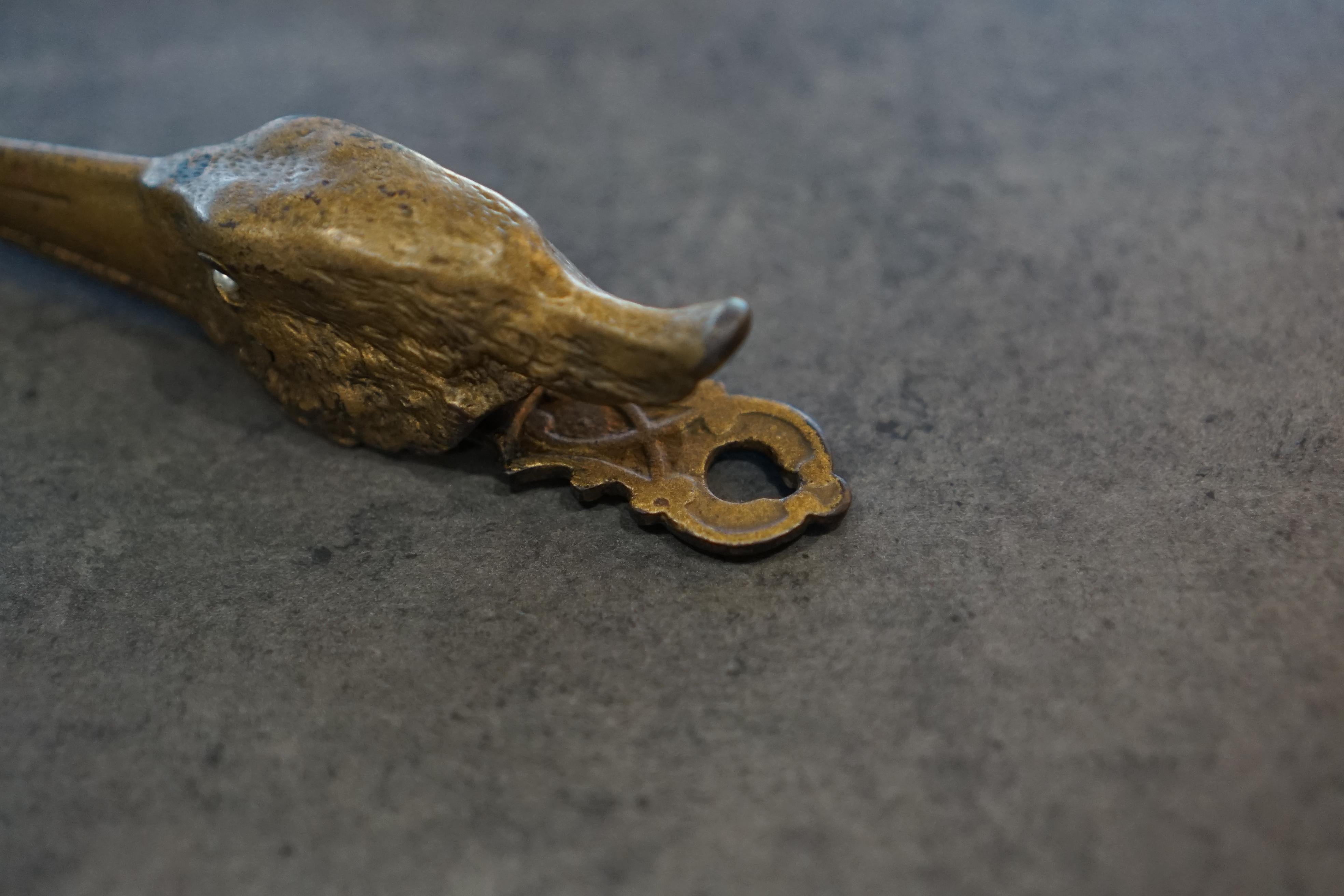 Ein aus Bronze gegossener, gefederter Brief-/Dokumentenclip in Form eines Kranichkopfes mit Scharnier (Französisch) im Angebot