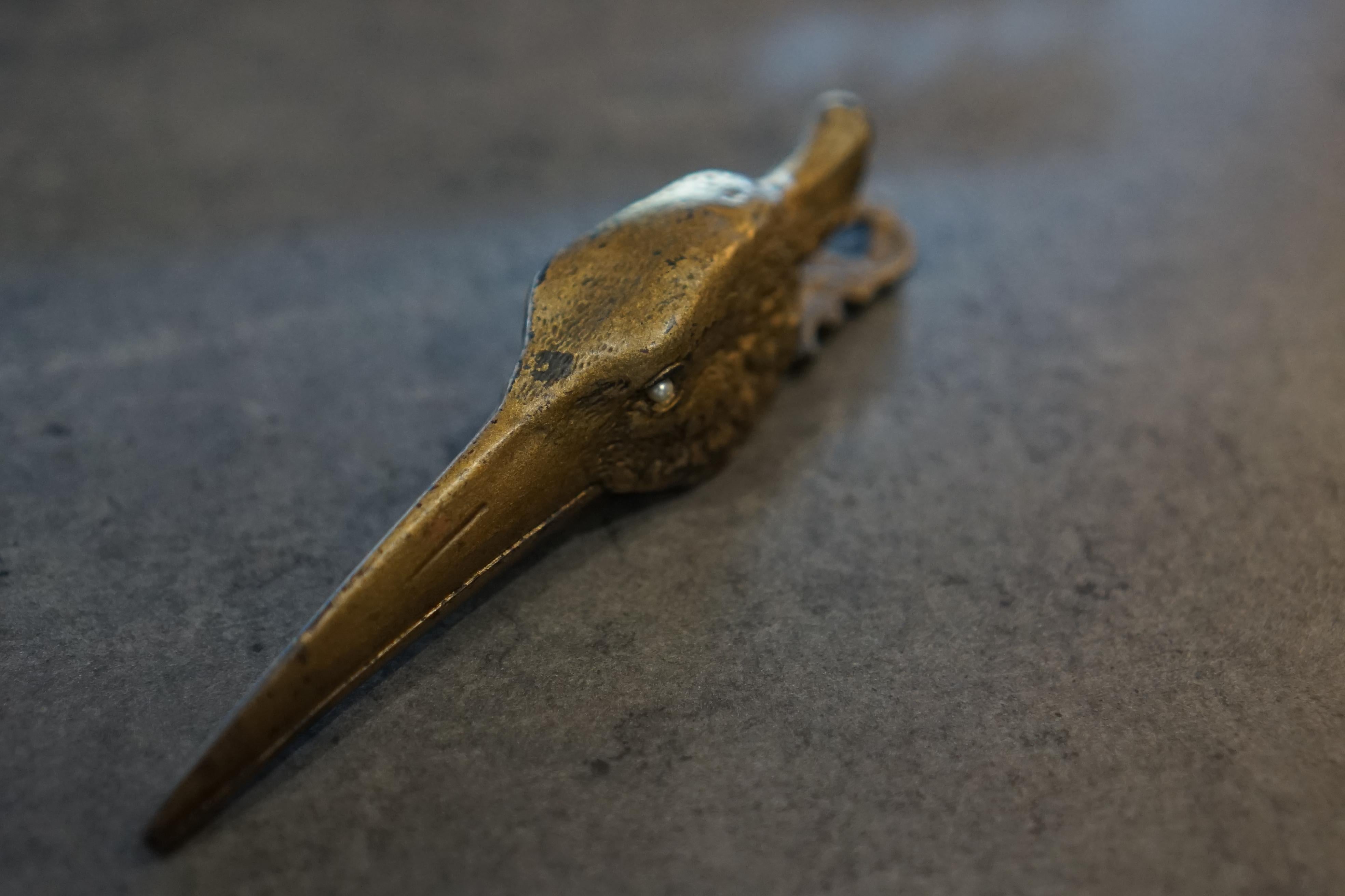 A cast bronze sprung hinged letter / document clip in the form of a crane’s head In Good Condition For Sale In Chonburi, TH