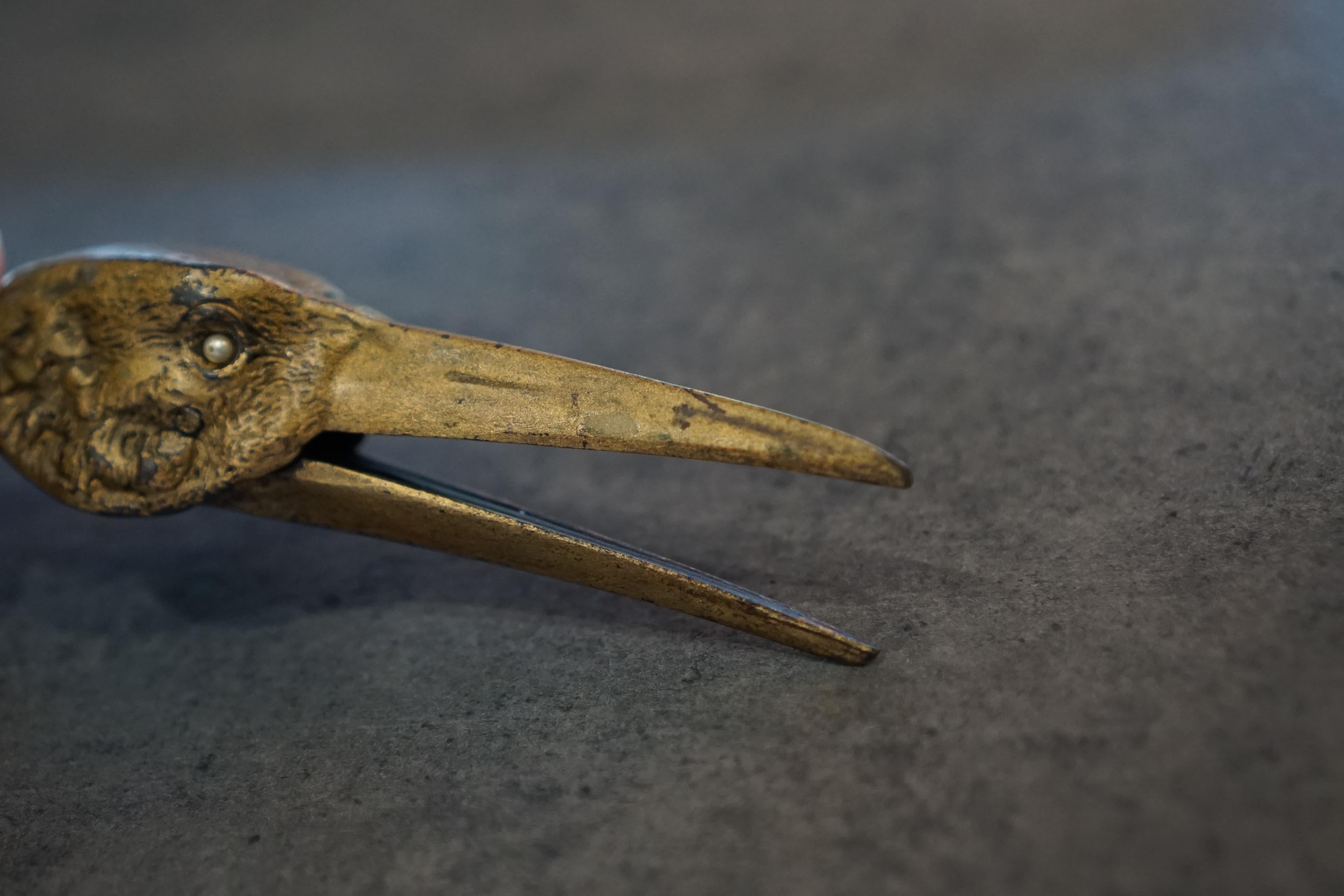Ein aus Bronze gegossener, gefederter Brief-/Dokumentenclip in Form eines Kranichkopfes mit Scharnier im Angebot 1