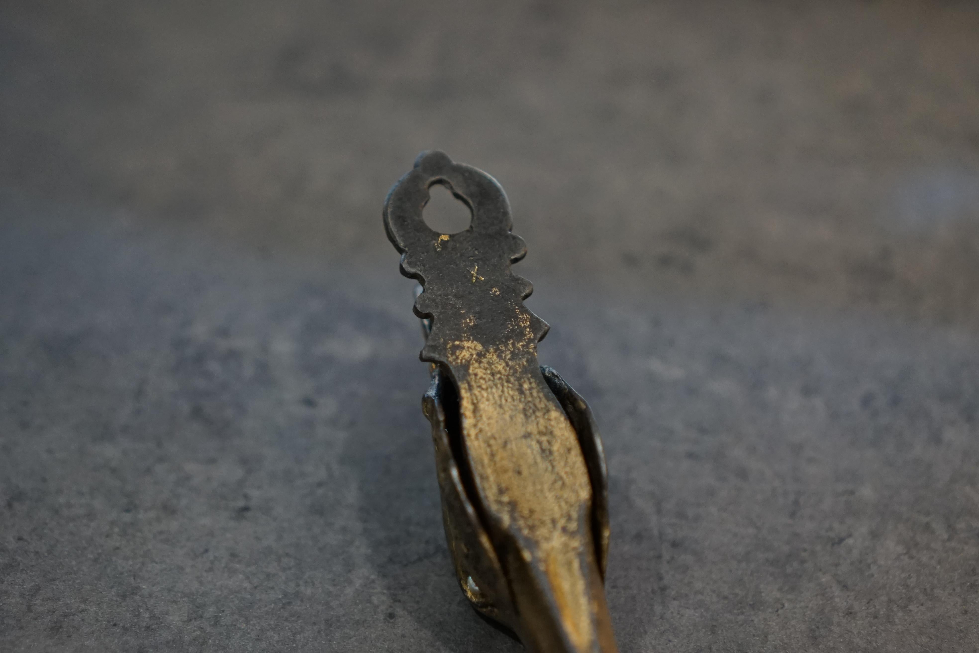 A cast bronze sprung hinged letter / document clip in the form of a crane’s head For Sale 1
