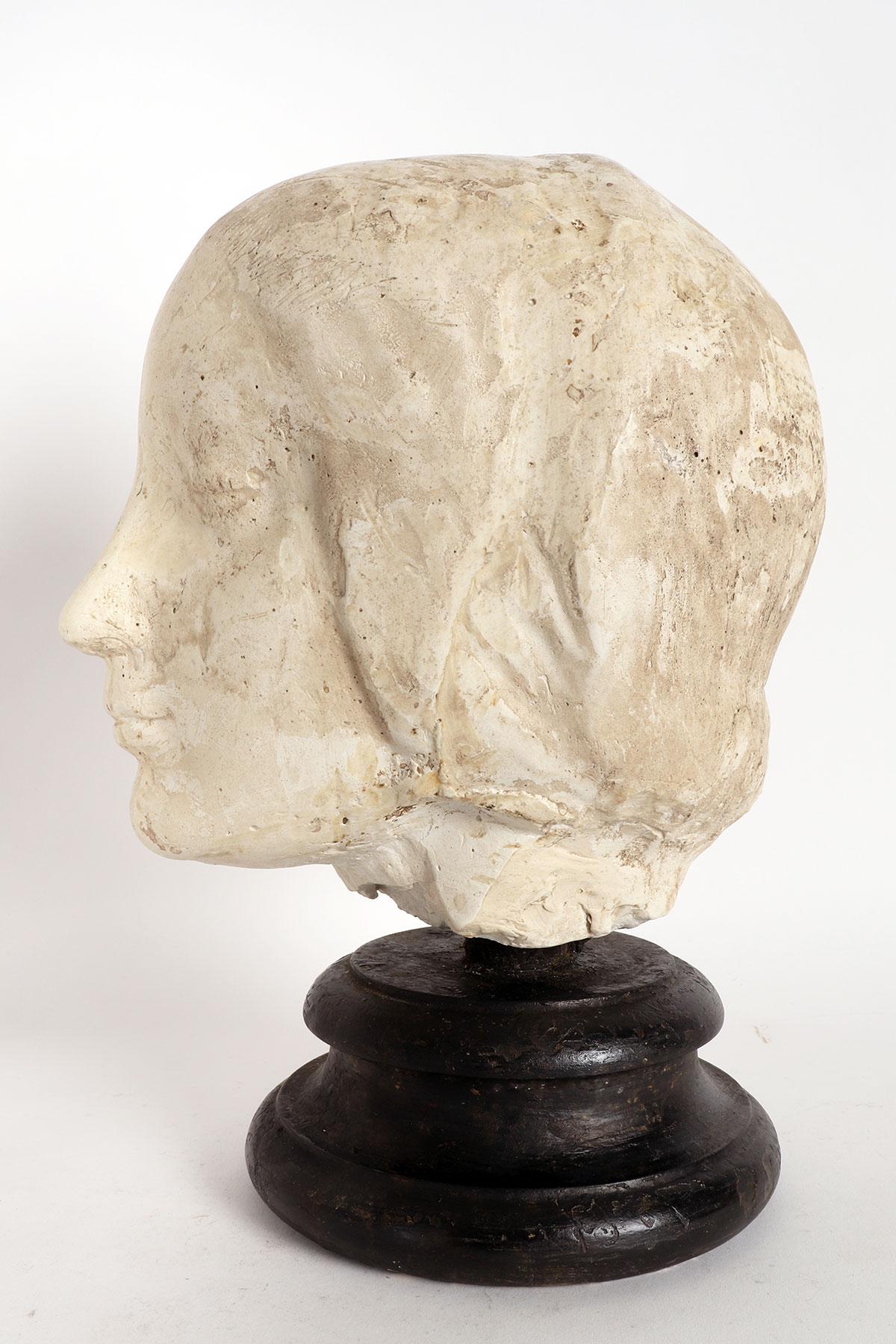 A cast depicting the head of Eleanor of Aragon by Laurana, Italy 1880. In Good Condition For Sale In Milan, IT