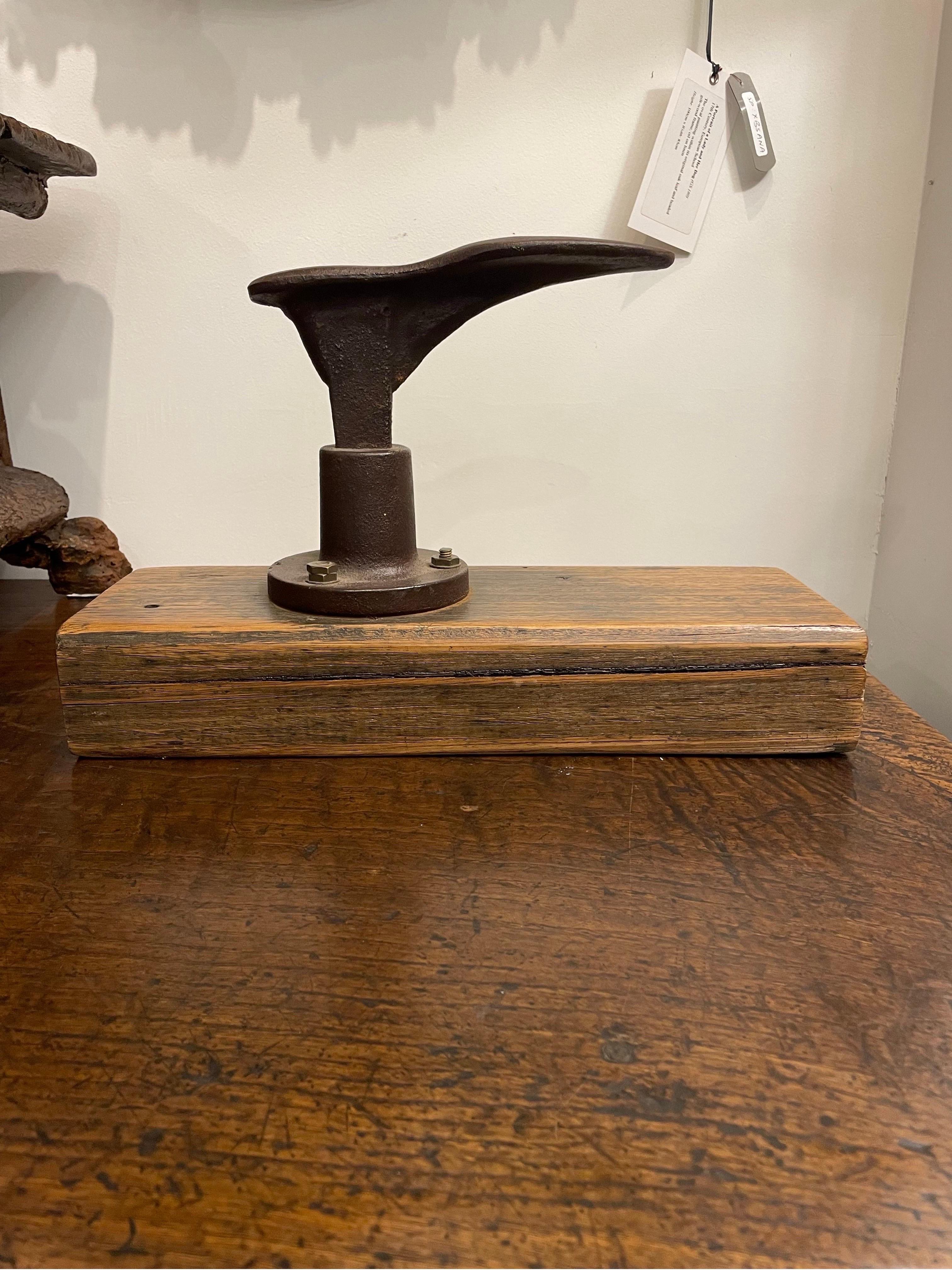 vil à chauve-souris en fonte, fin du 19e siècle au début du 20e siècle

Le moule de pied en fonte est monté sur une base rectangulaire en bois.

Dimensions : Hauteur : 26cm Largeur : 40cm Profondeur : 14cm Hauteur : 26cm Largeur : 40cm Profondeur :